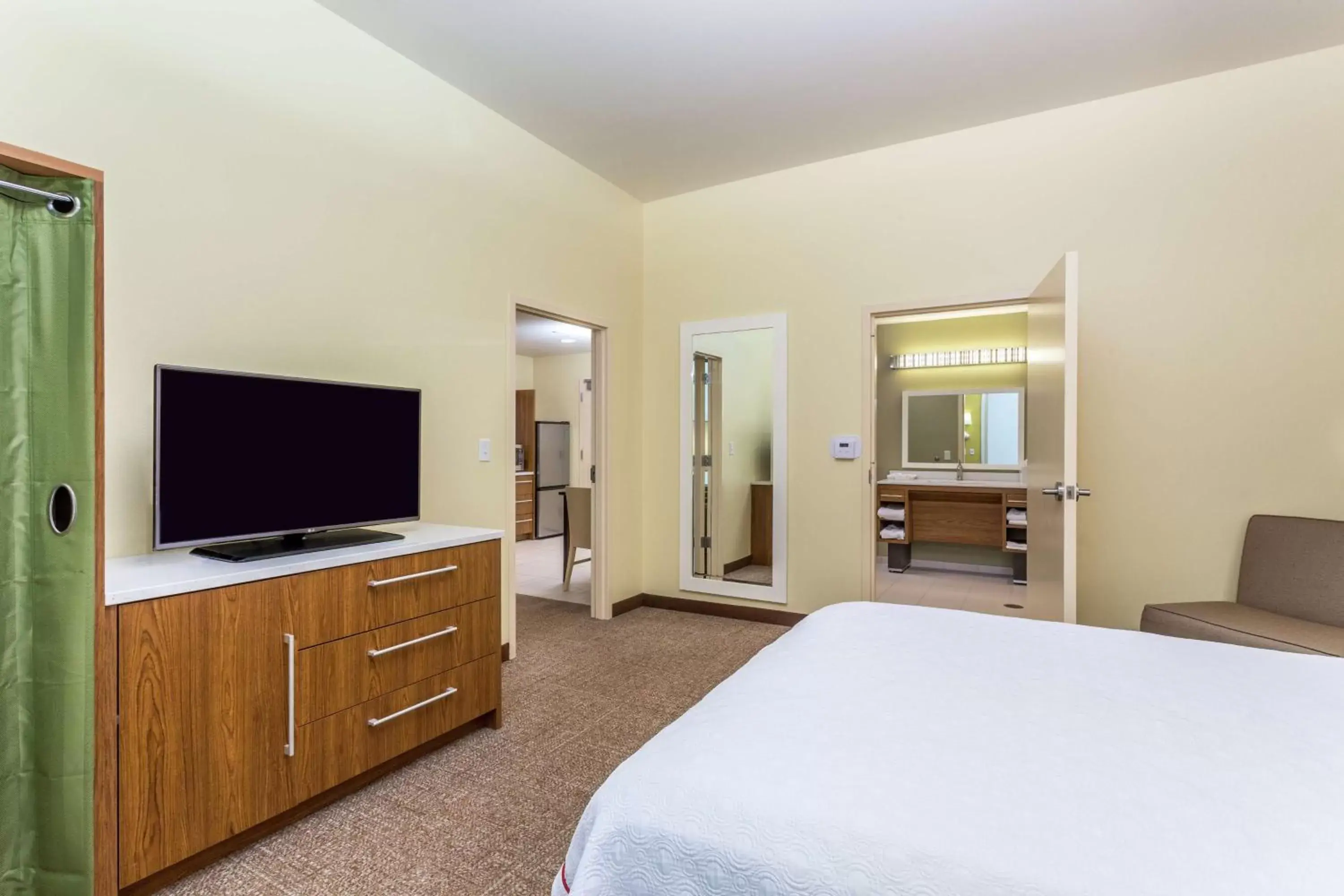 Bed, TV/Entertainment Center in Home2 Suites by Hilton Albany Airport/Wolf Rd