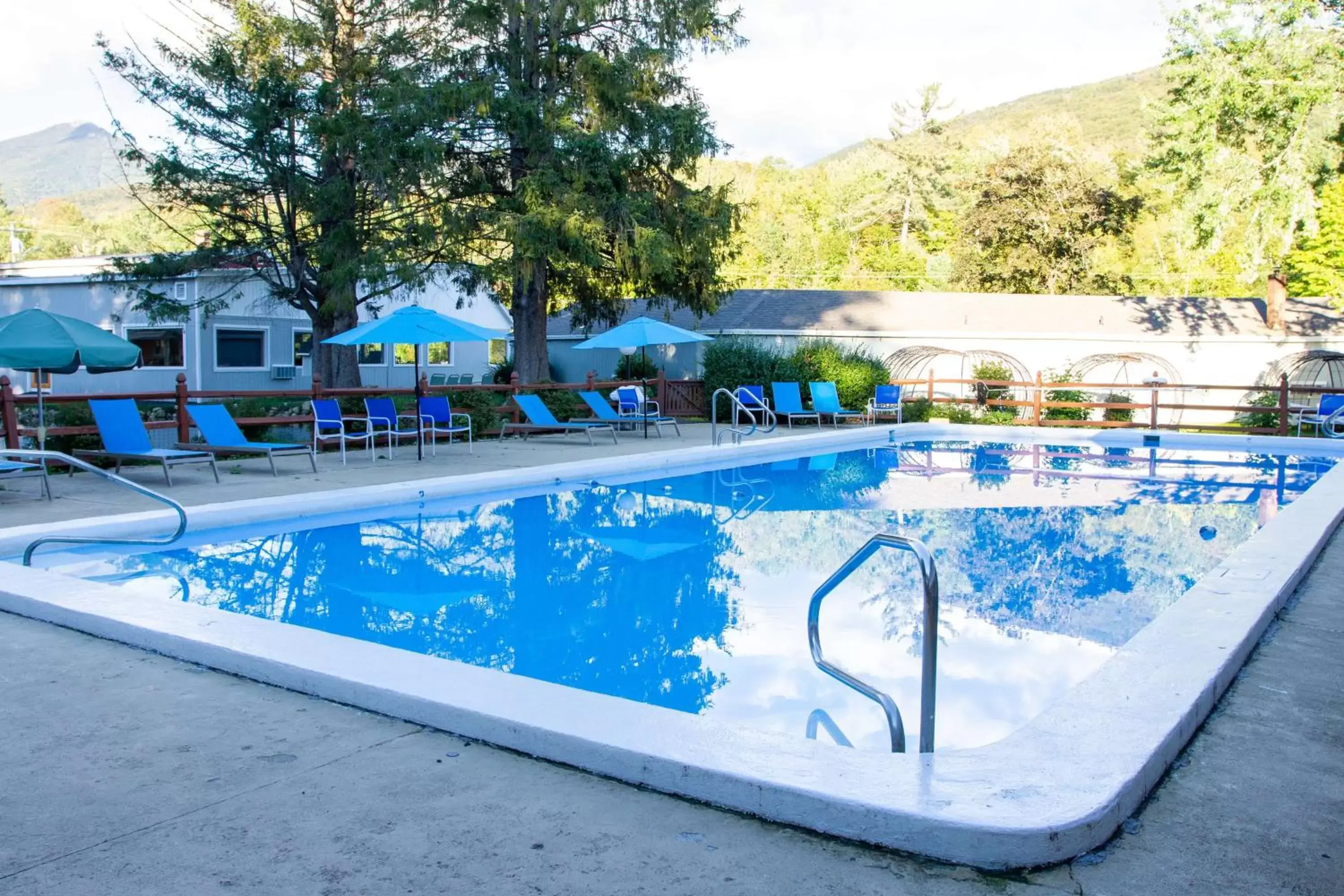 Pool view, Swimming Pool in Woodwards White Mountain Resort BW Signature Collection