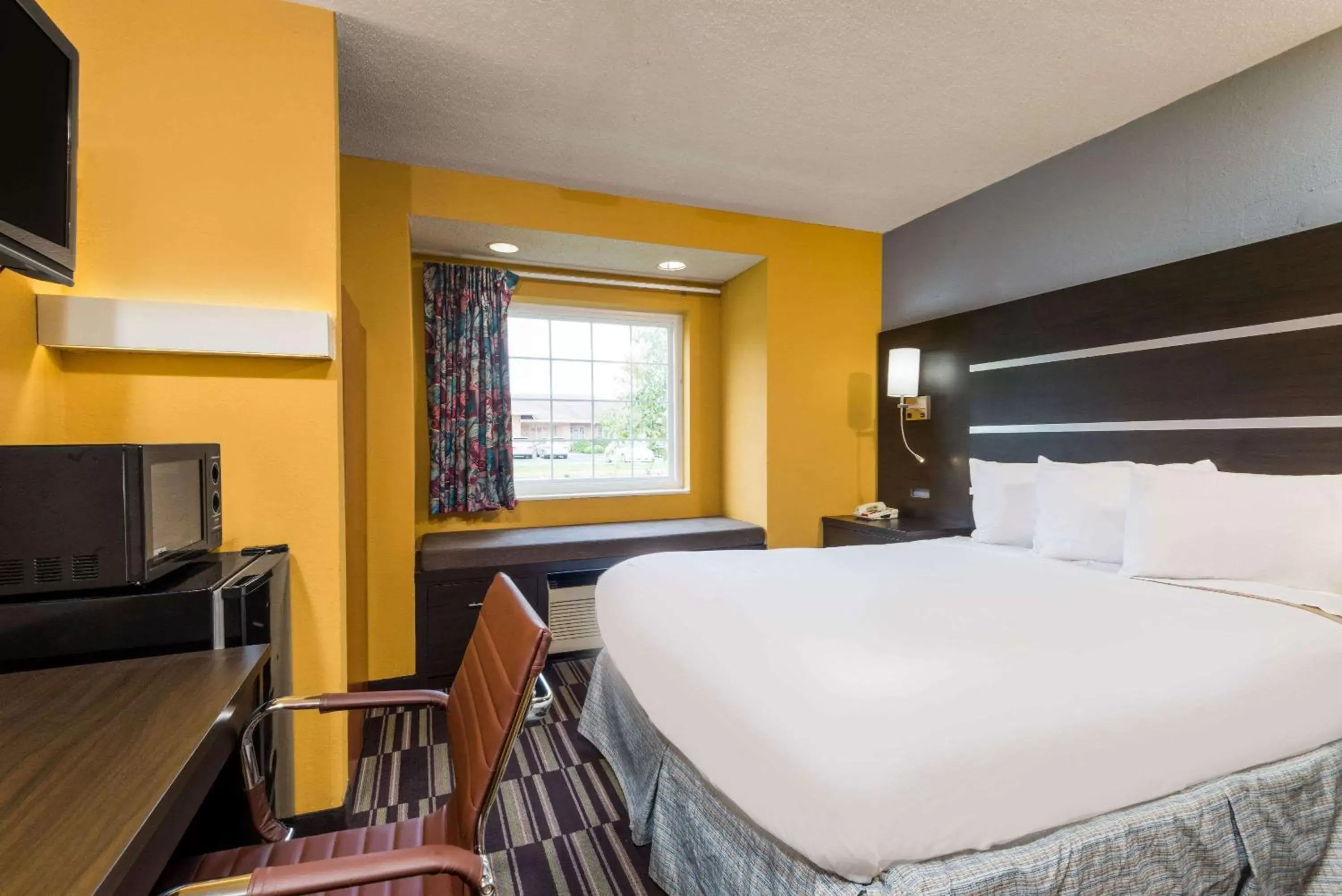 Photo of the whole room, Bed in Microtel Inn & Suites by Wyndham Riverside