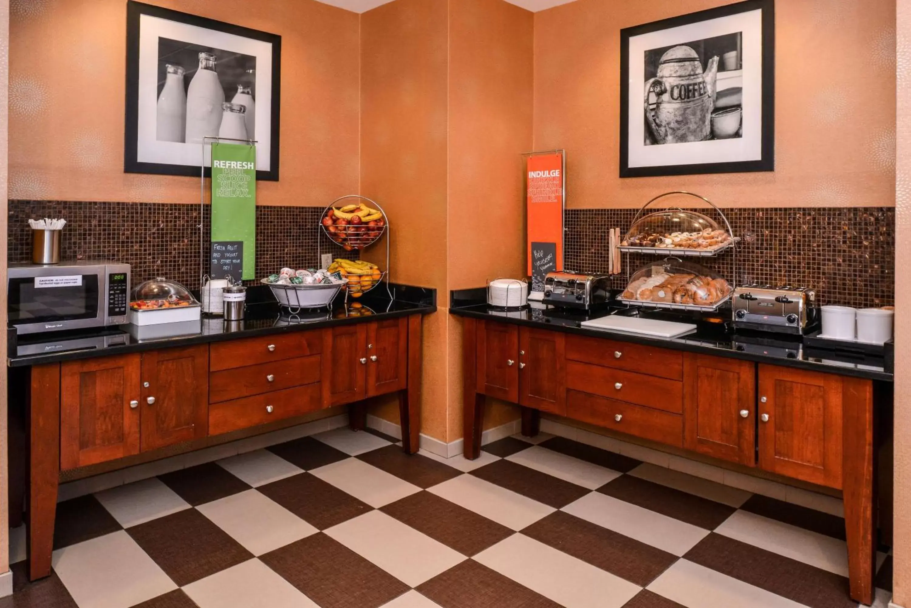 Breakfast, Kitchen/Kitchenette in Hampton Inn & Suites by Hilton Plymouth