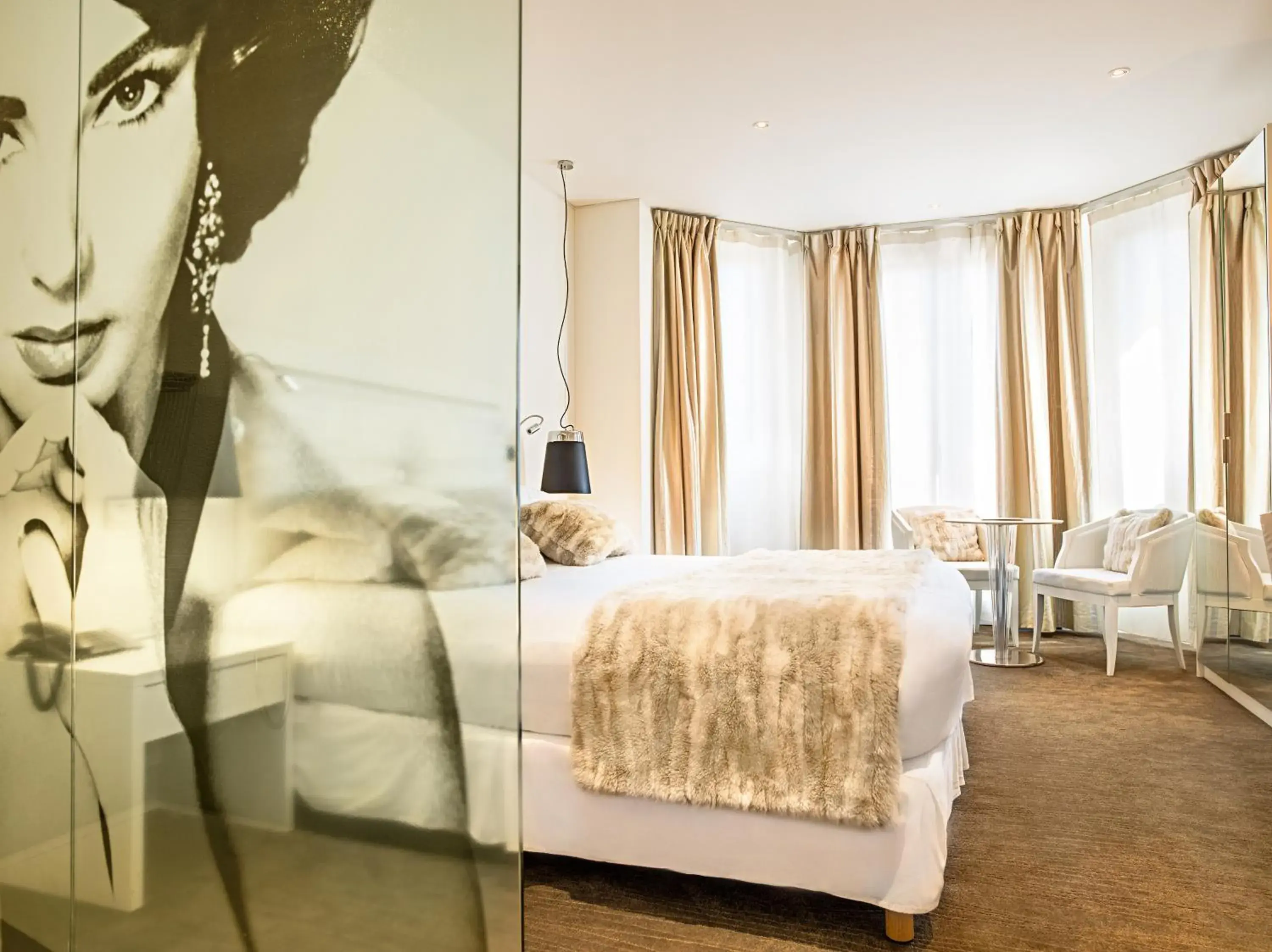 Shower, Bed in Hotel Renoir