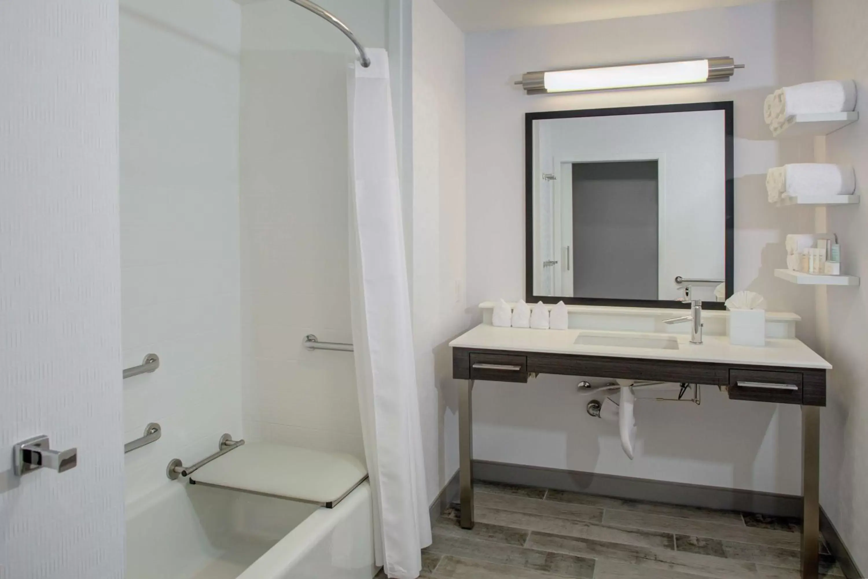 Bathroom in Hampton Inn & Suites Irvine/Orange County Airport