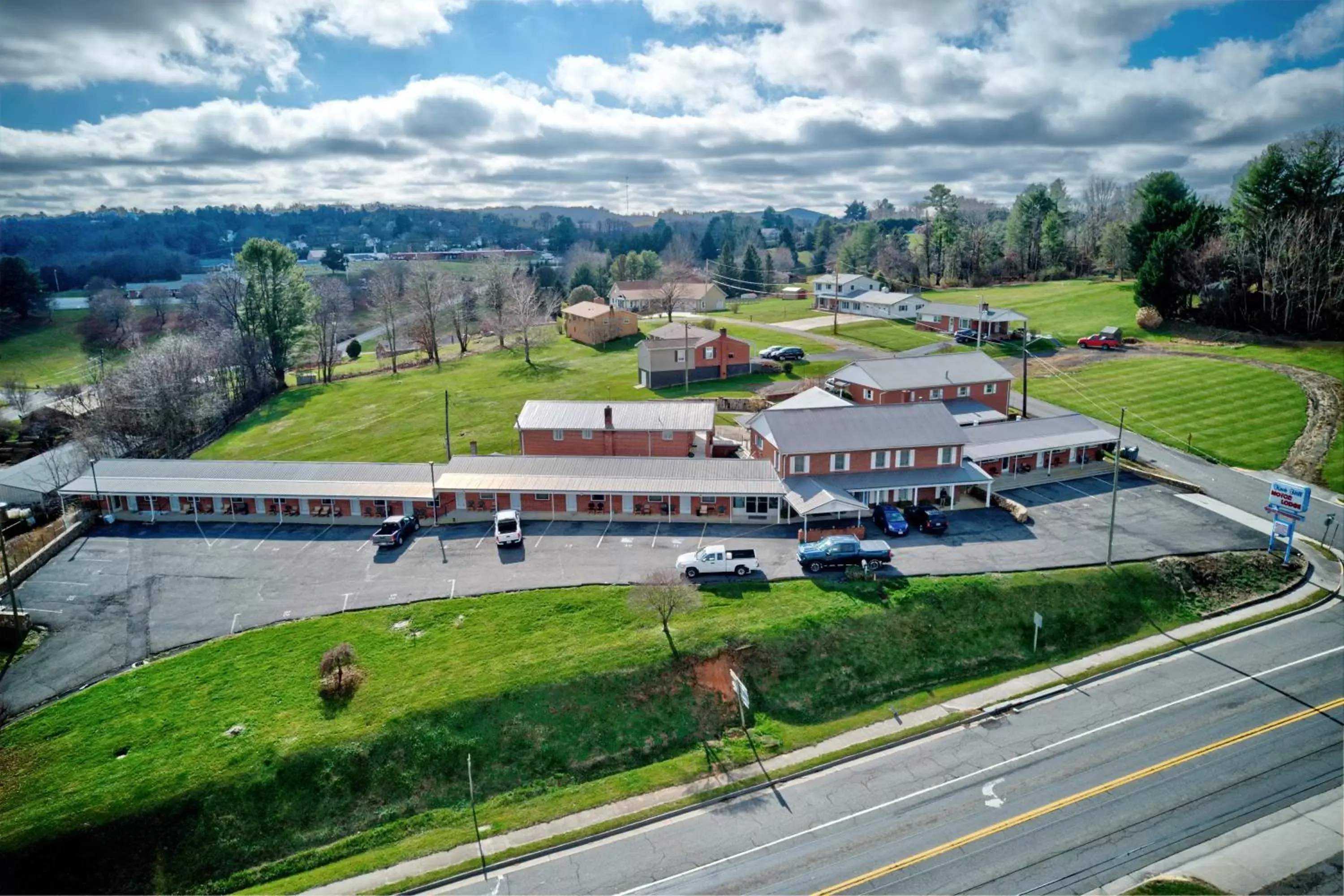 Property building, Bird's-eye View in Knob Hill Motor Lodge