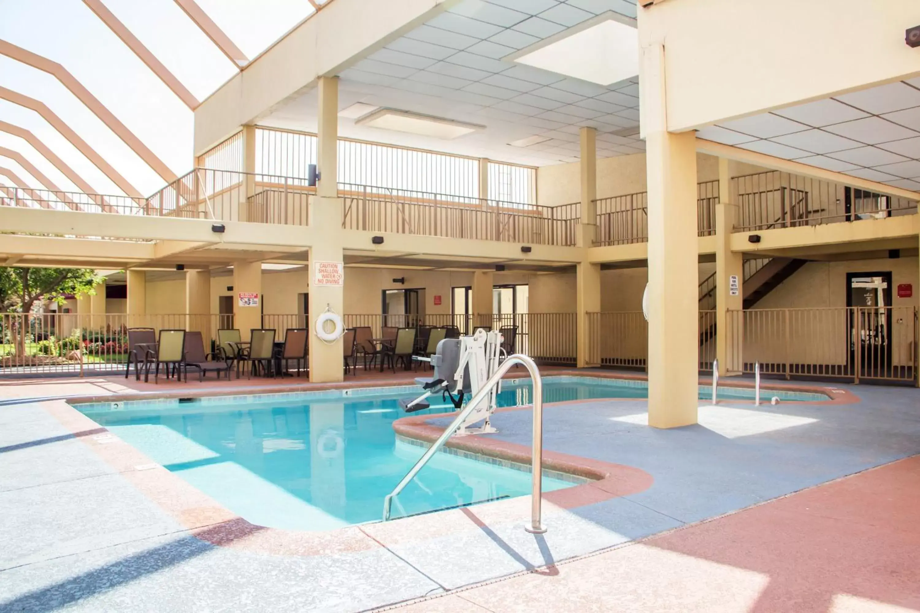 Swimming Pool in Econo Lodge Broken Arrow-Tulsa