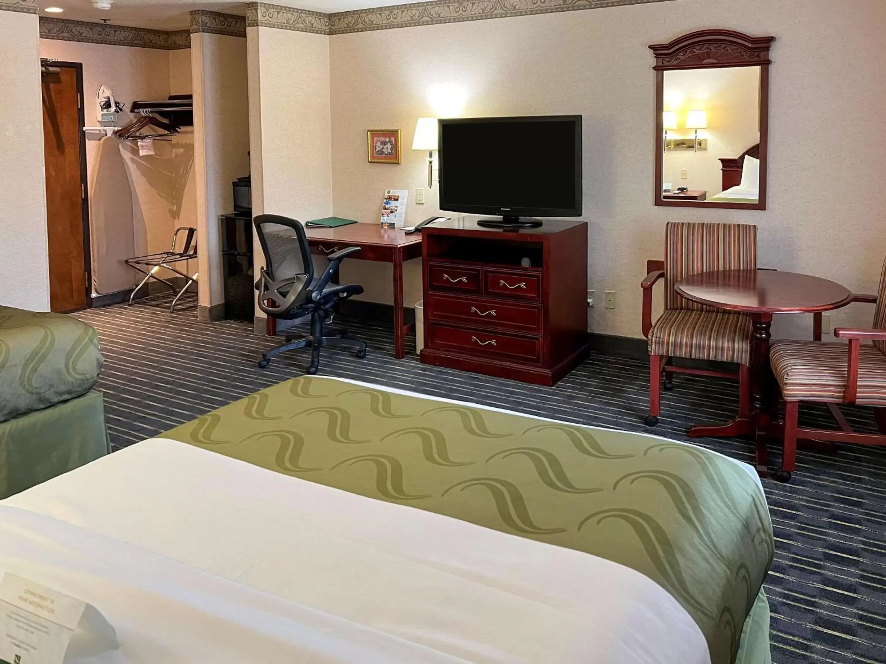 Bedroom, Bed in Quality Inn Santa Clara Convention Center