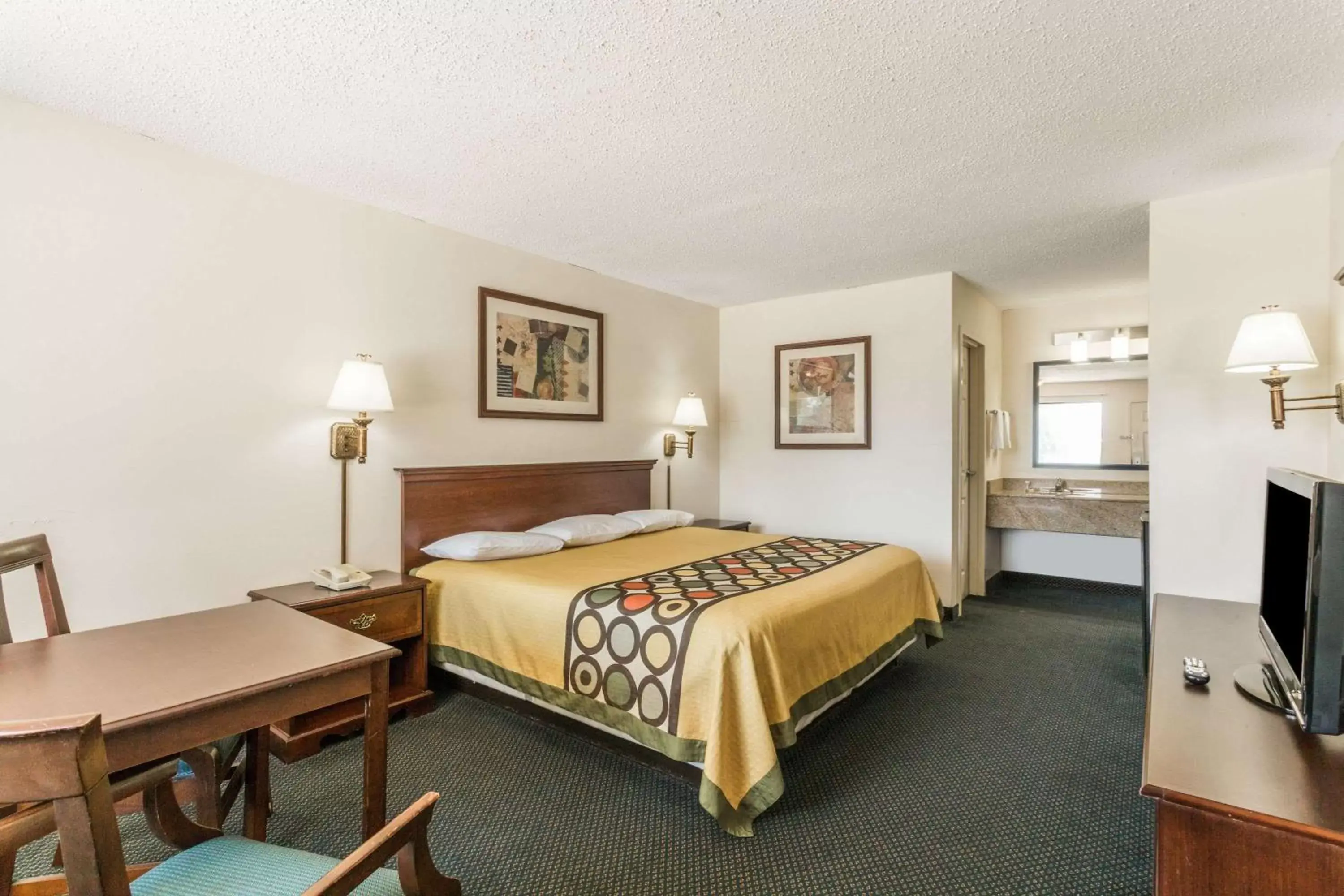 Photo of the whole room, Bed in Super 8 by Wyndham Slidell