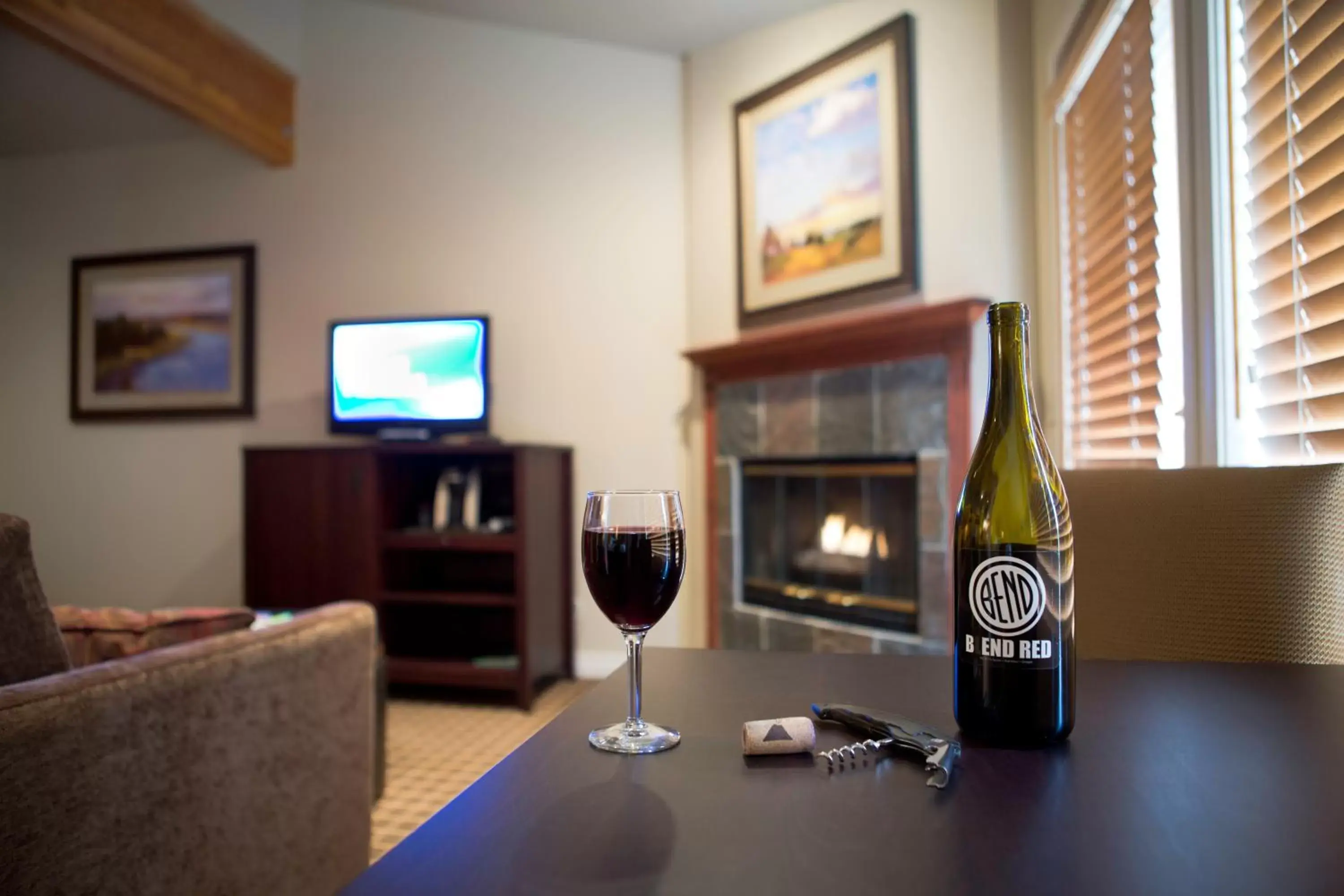 Drinks, TV/Entertainment Center in Pine Ridge Inn