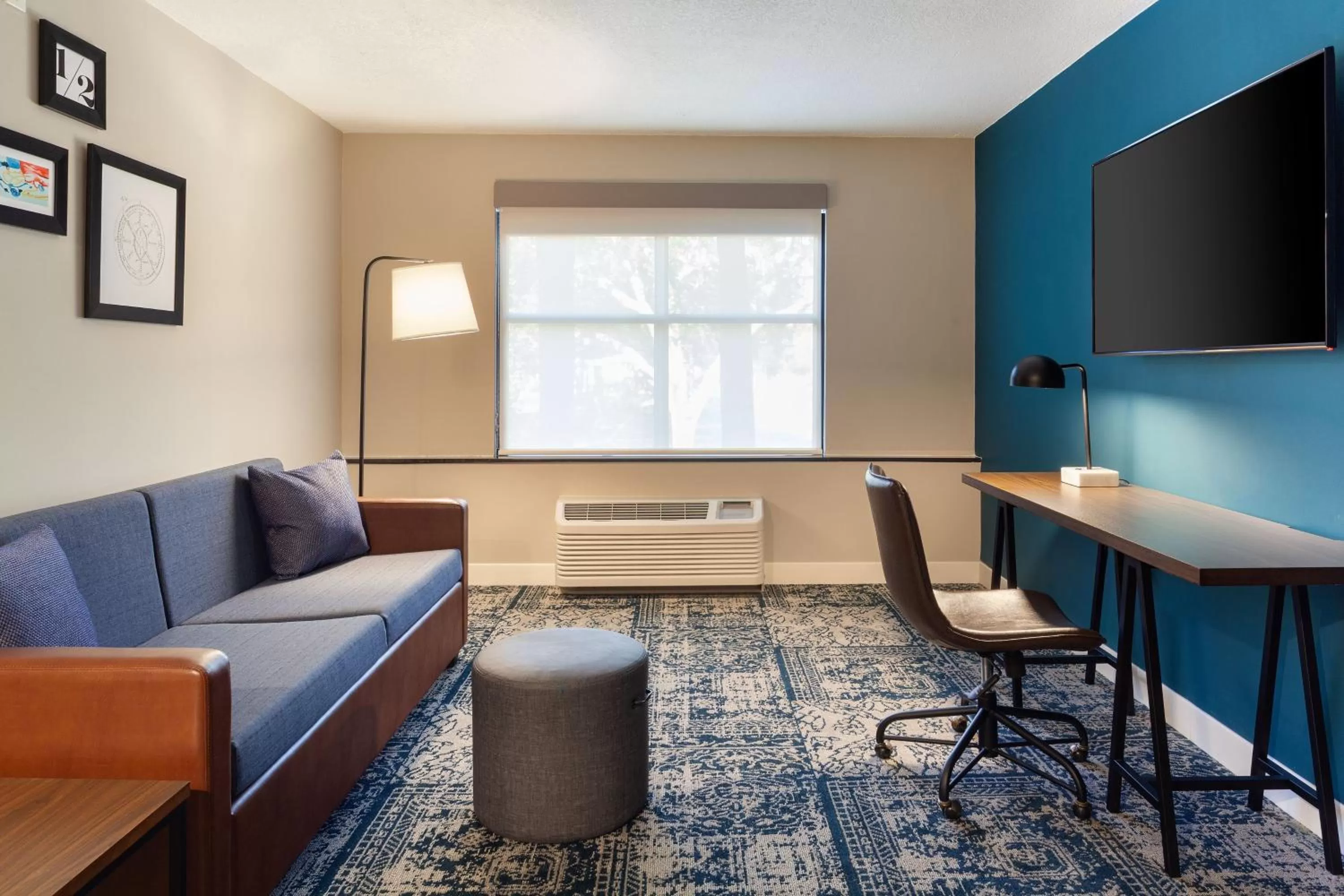 Living room in Four Points by Sheraton Orlando Convention Center