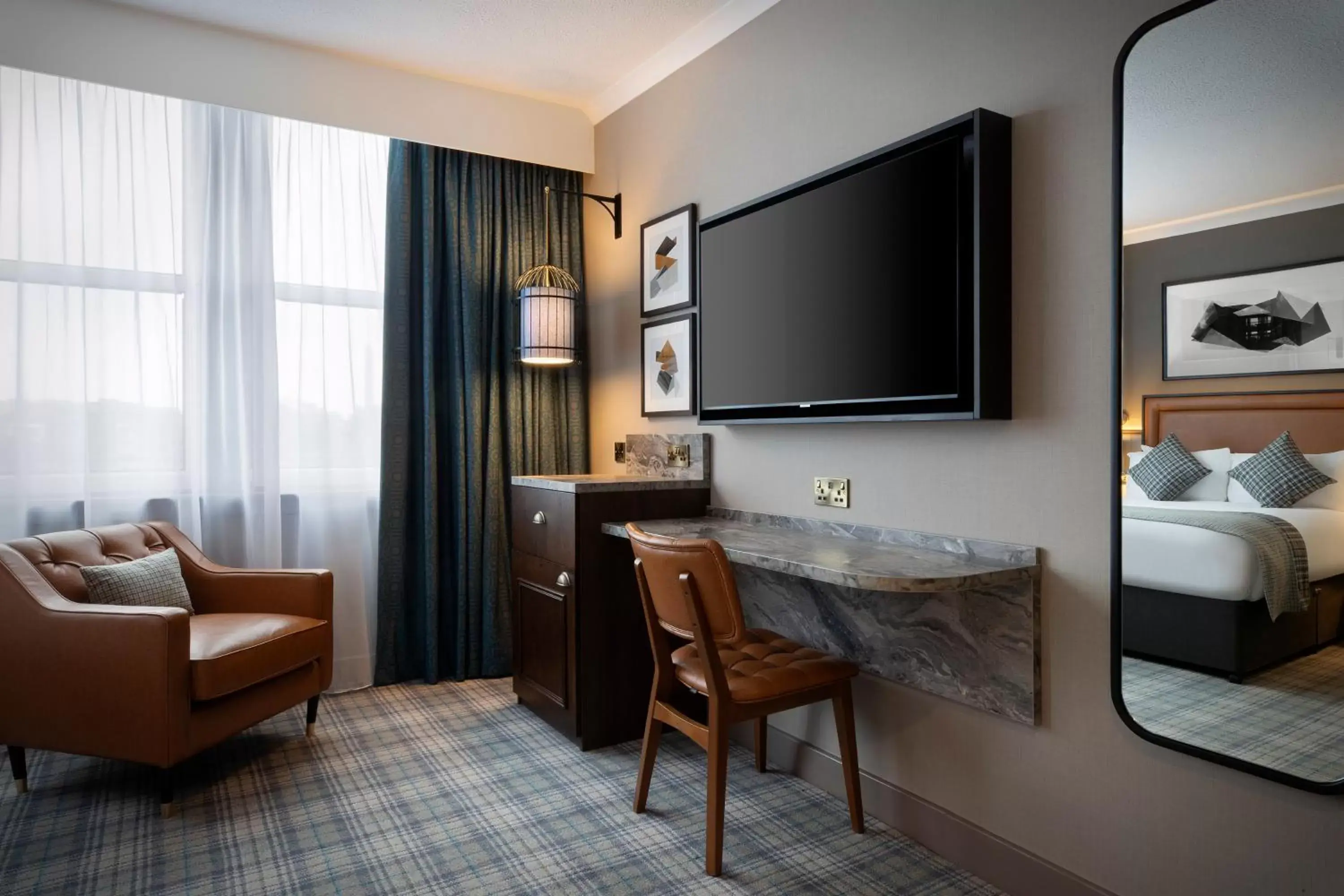 Bedroom, TV/Entertainment Center in Leonardo Royal Hotel Edinburgh - Formerly Jurys Inn