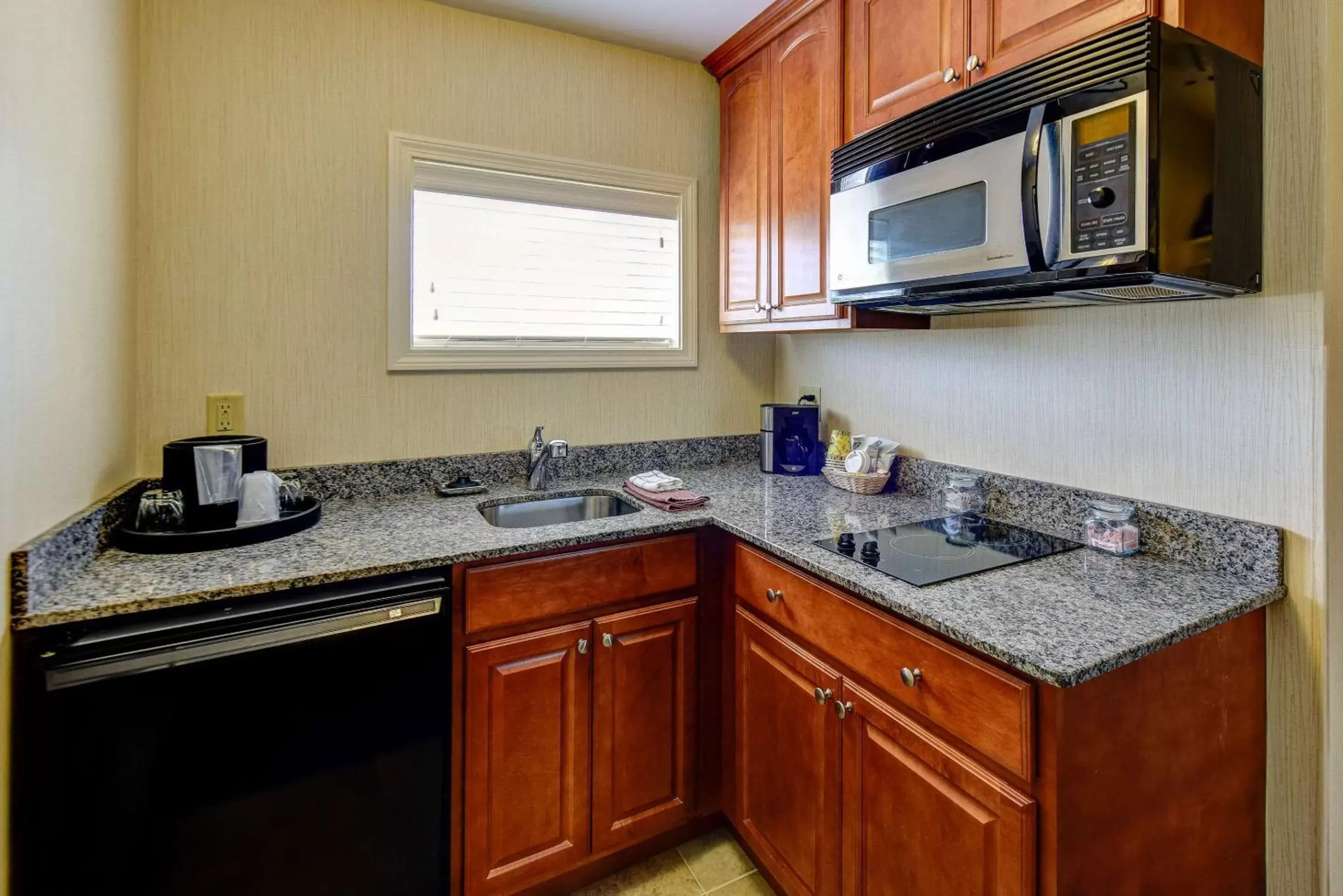 Photo of the whole room, Kitchen/Kitchenette in Port Inn and Suites Portsmouth, Ascend Hotel Collection