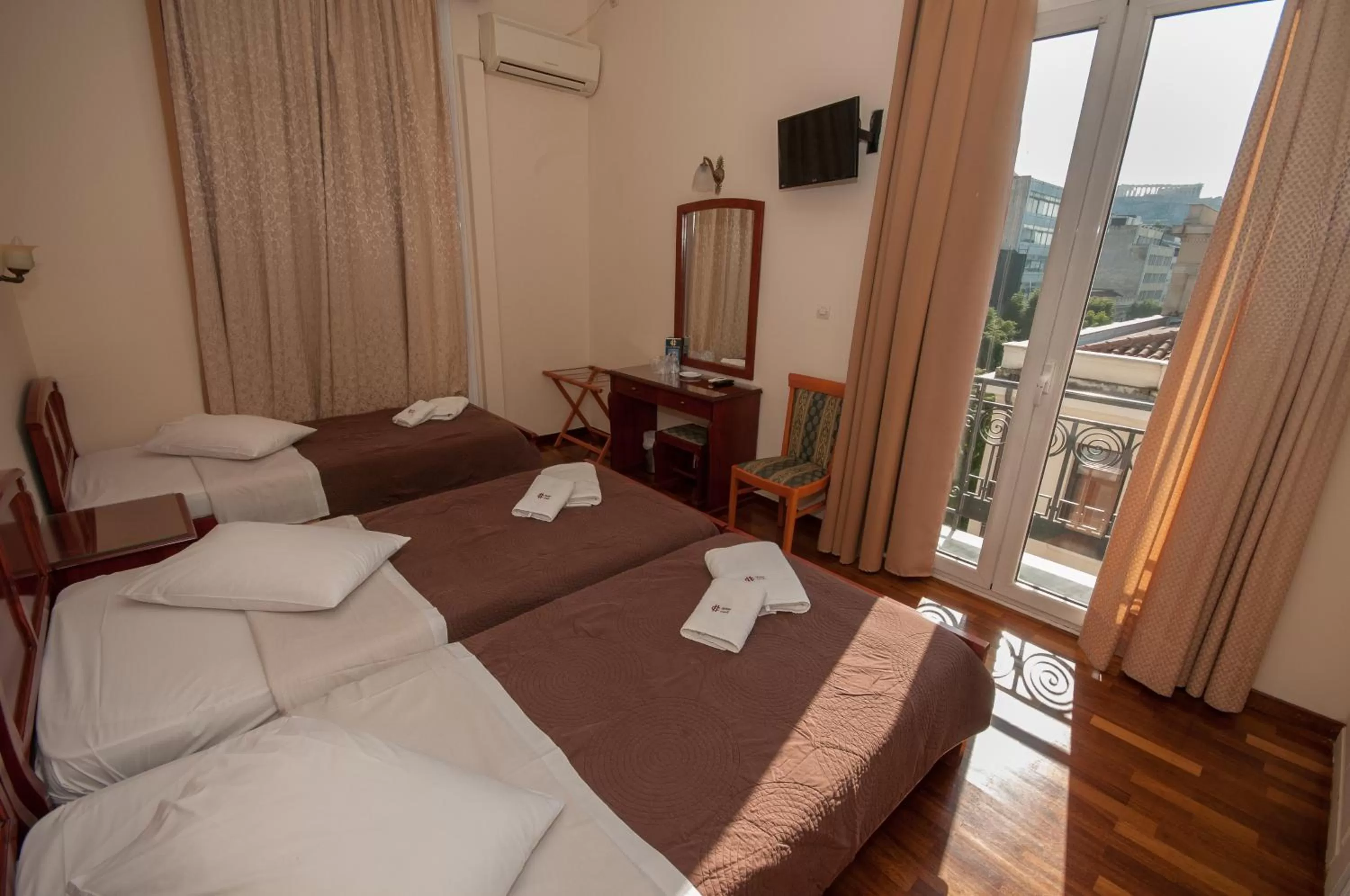 Photo of the whole room, Bed in Cecil Hotel