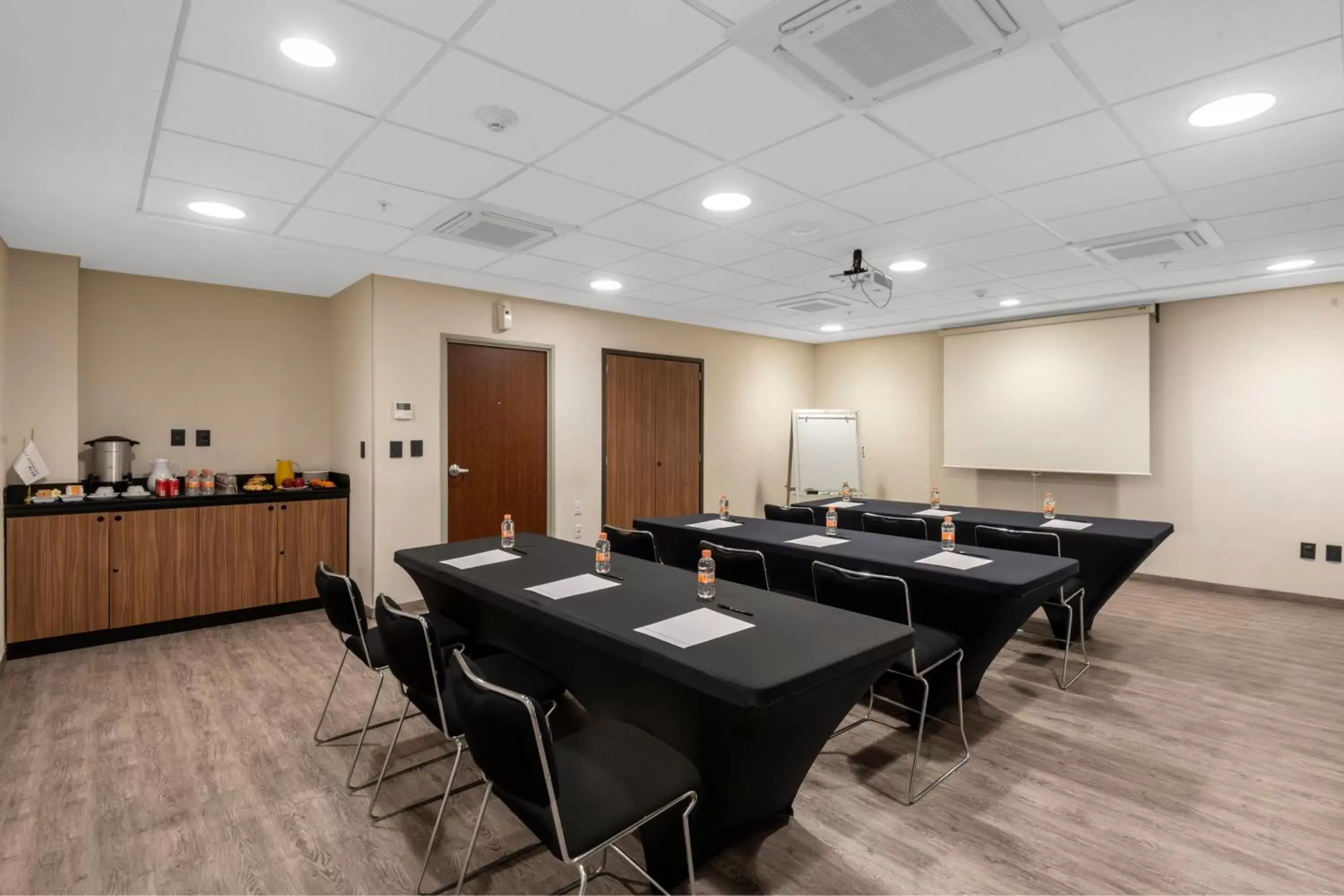 Meeting/conference room in City Express Plus by Marriott Guadalajara Palomar