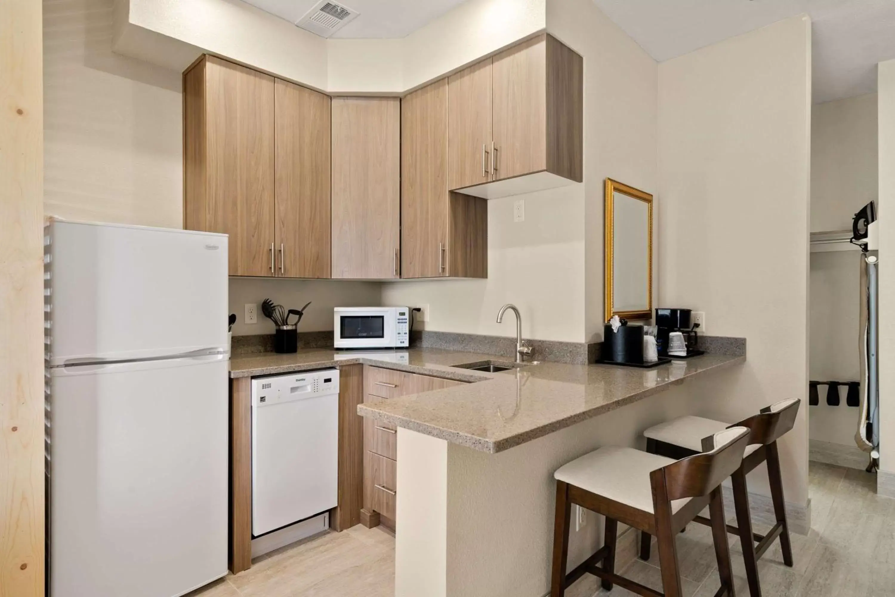 Kitchen or kitchenette, Kitchen/Kitchenette in Country Inn & Suites by Radisson, Greeley, CO
