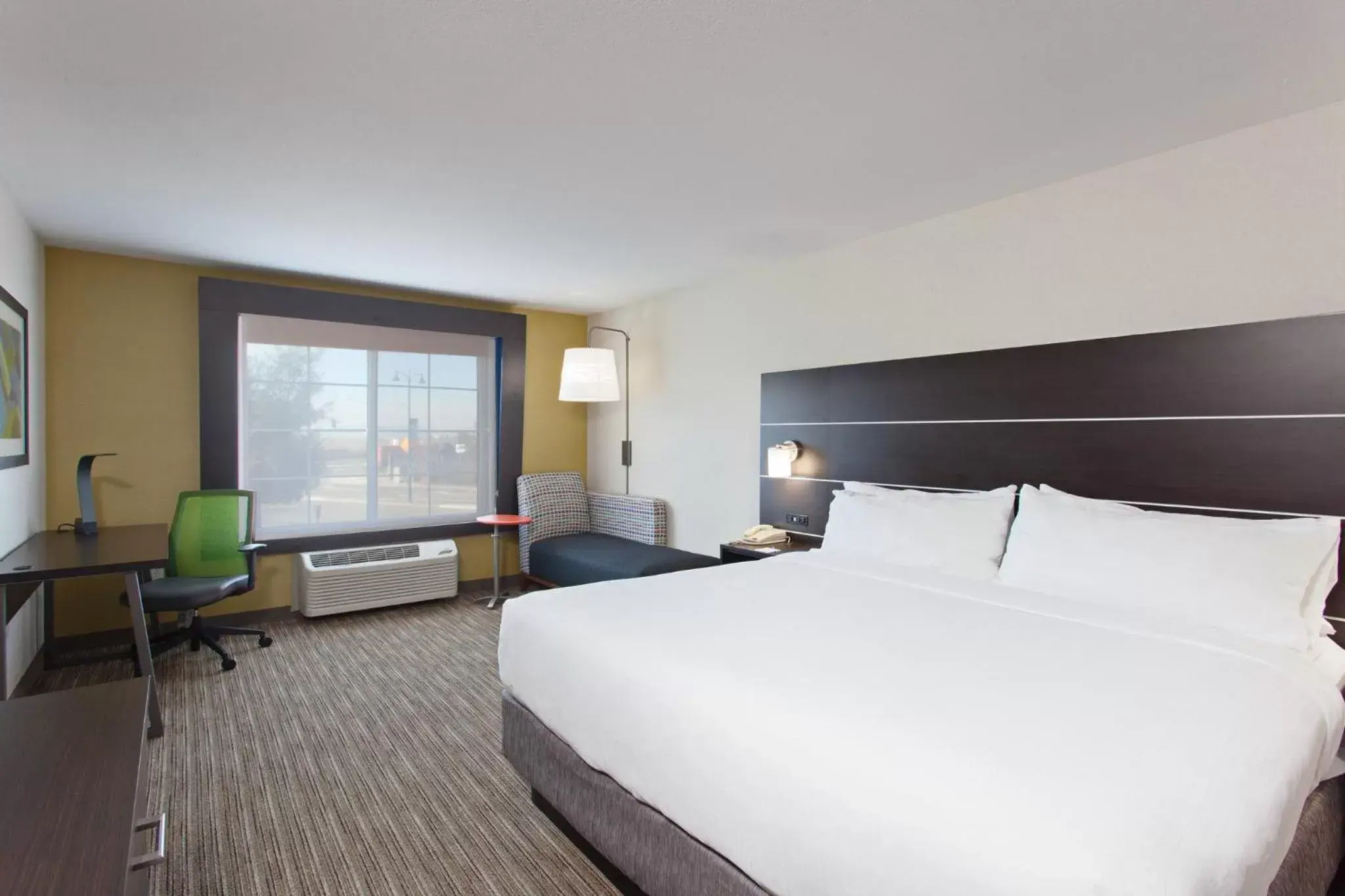 Photo of the whole room, Bed in Holiday Inn Express & Suites Oakland - Airport, an IHG Hotel
