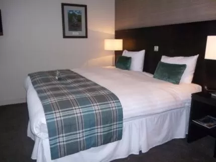 Shower, Bed in The Golden Acorn Wetherspoon