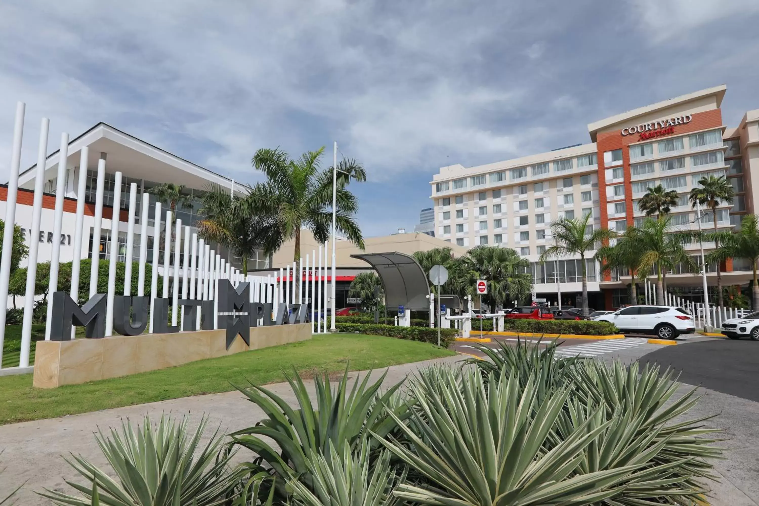 Property Building in Courtyard by Marriott Panama Multiplaza Mall