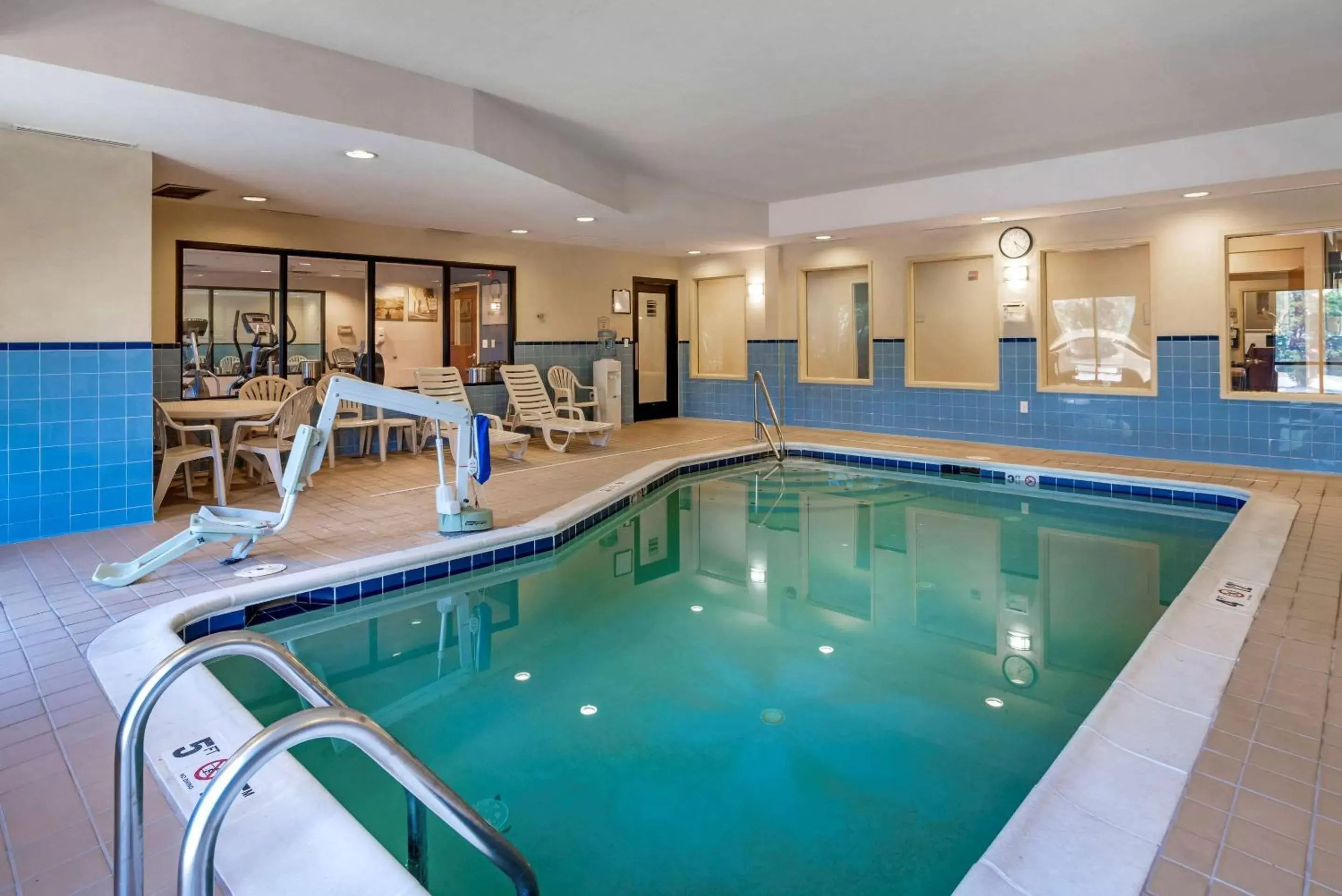Activities, Swimming Pool in Comfort Suites Fredericksburg North