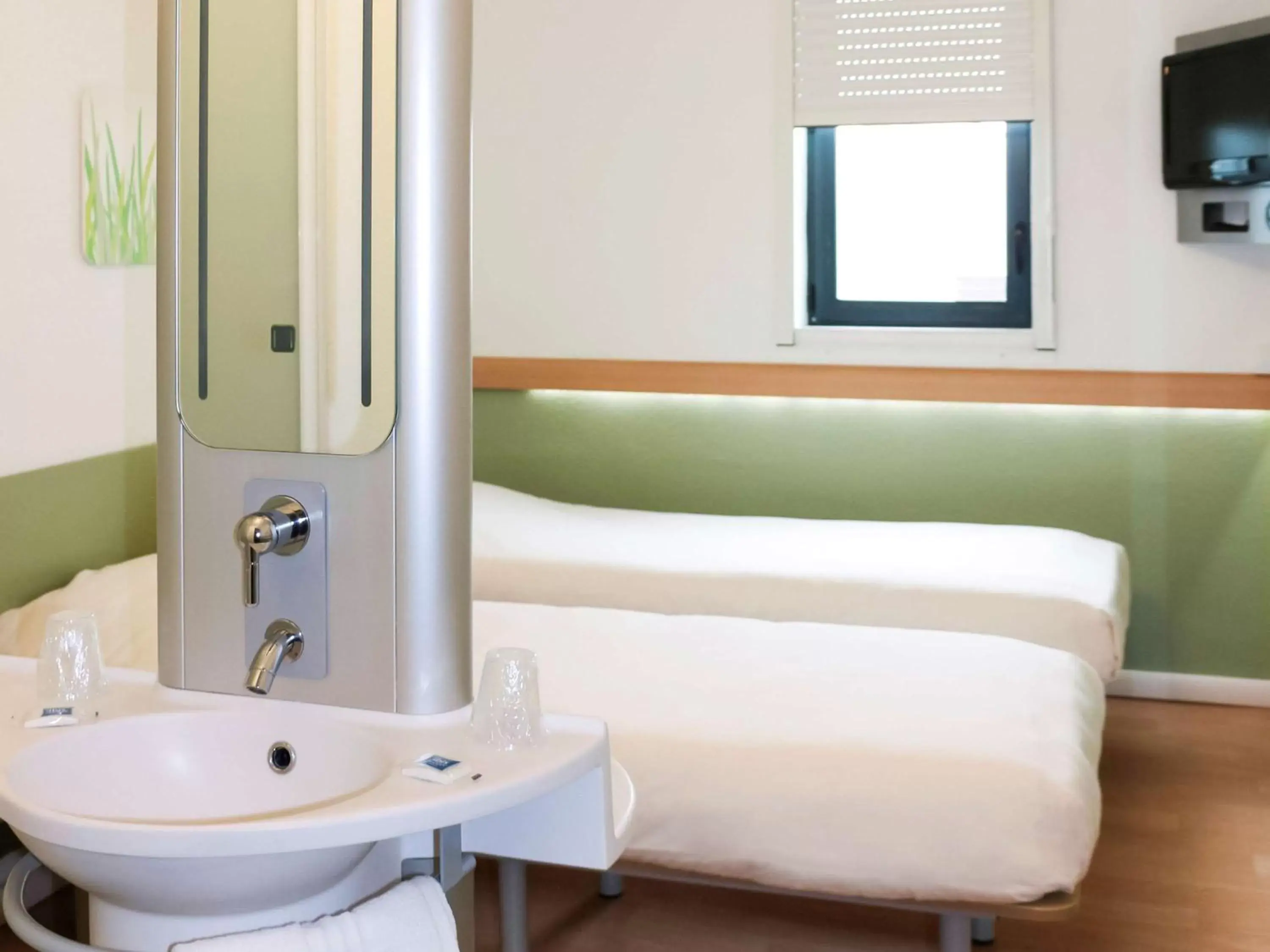 Photo of the whole room, Bathroom in ibis budget Castelnaudary - A61