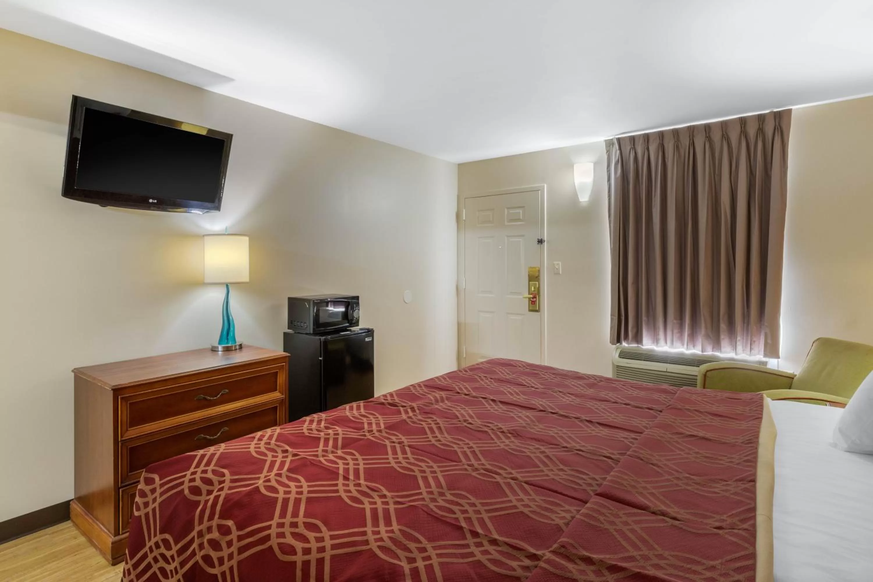 Photo of the whole room, Bed in Econo Lodge Gaffney