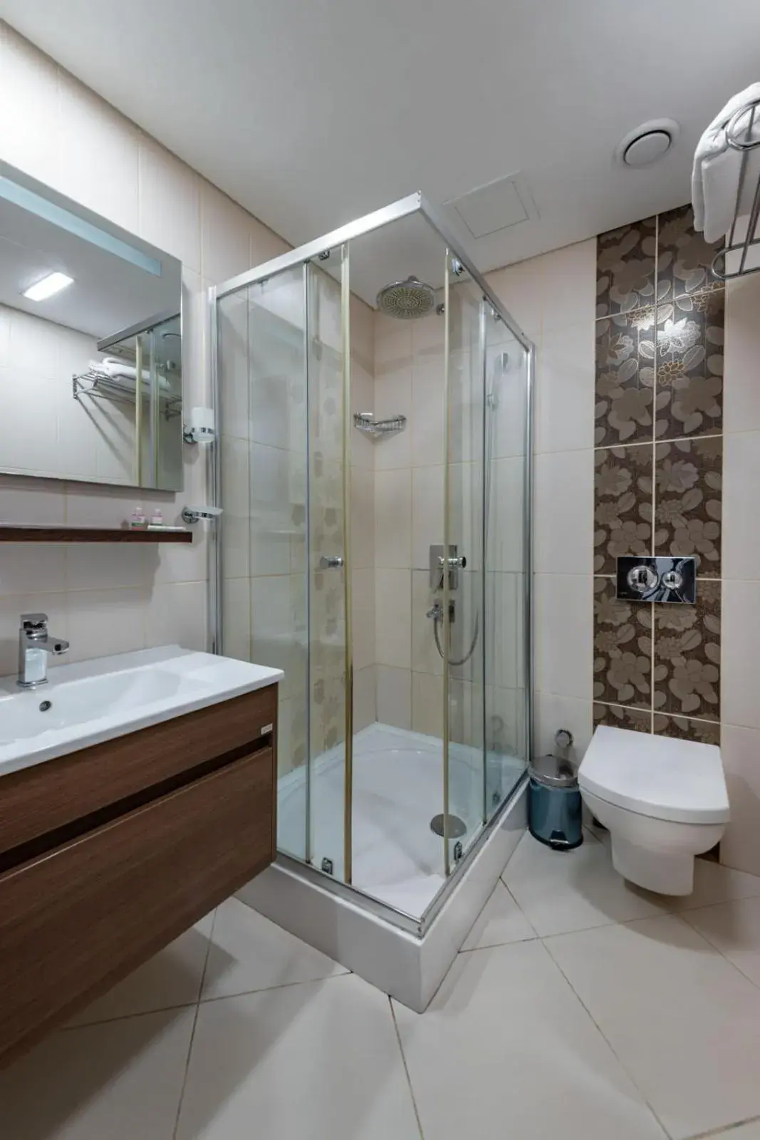 Shower, Bathroom in Aristocrat Hotel