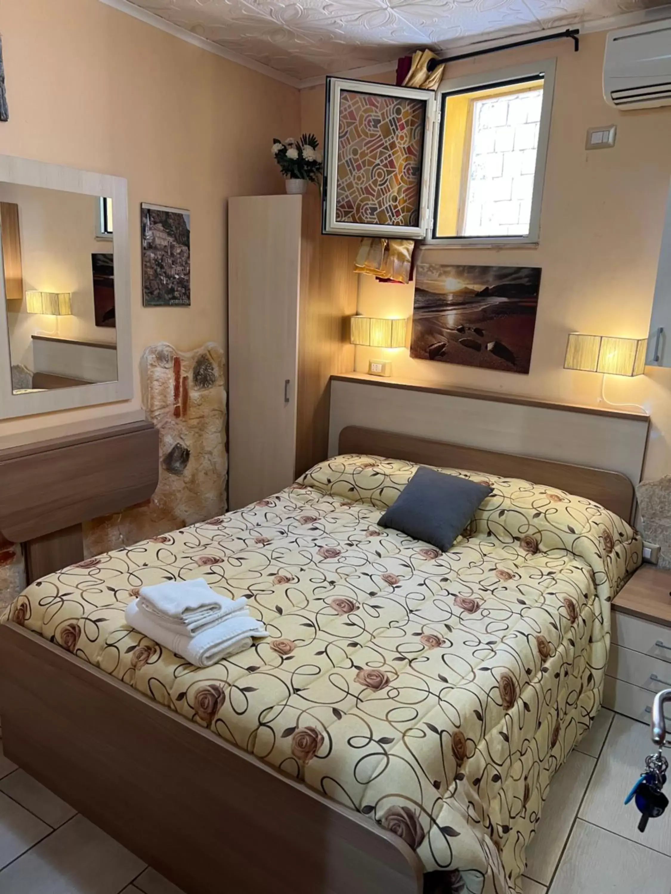 Photo of the whole room, Bed in Golden Dreams Reggio Calabria