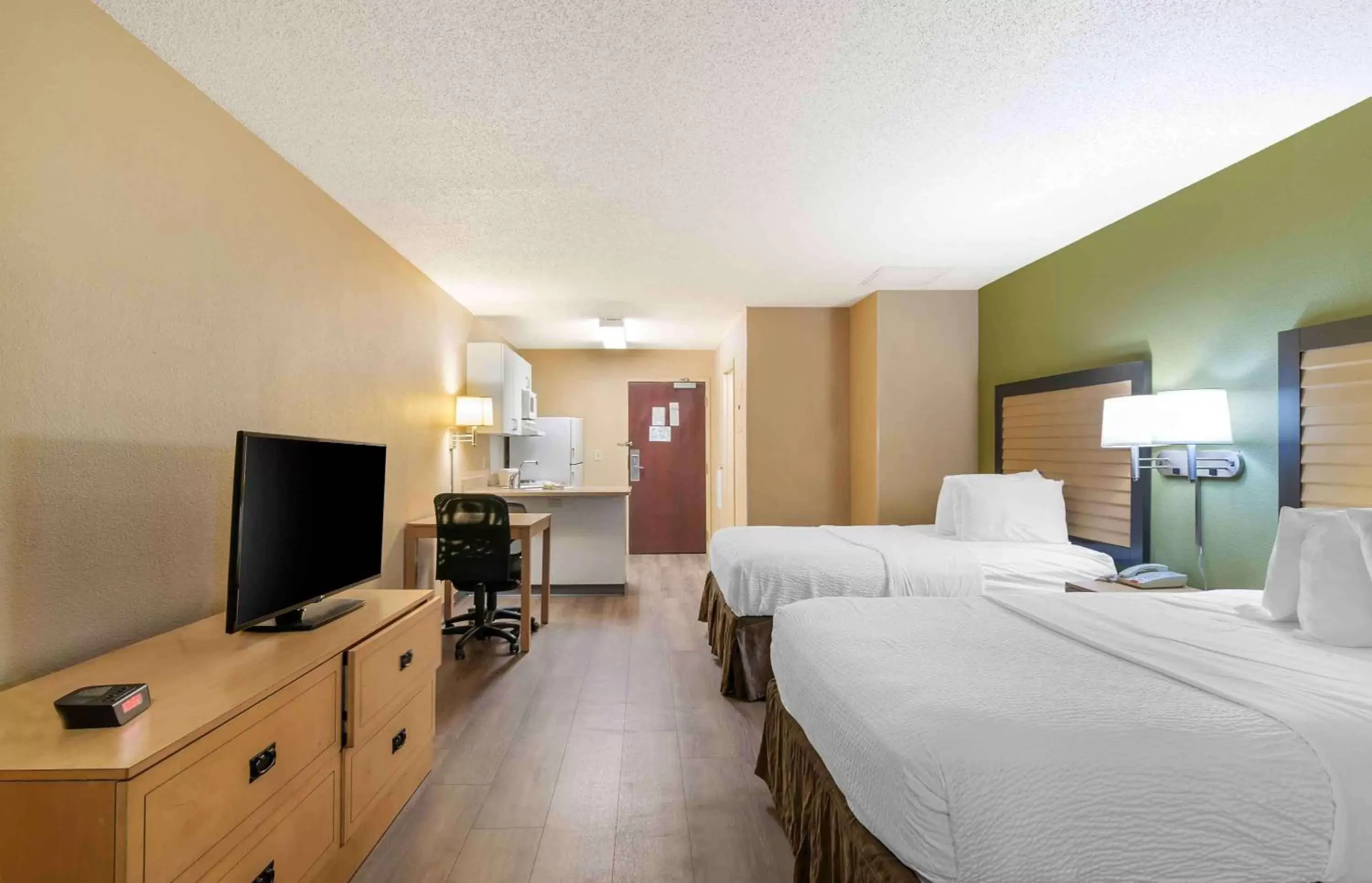 Bedroom, Bed in Extended Stay America Suites - Kansas City - Overland Park - Quivira Rd