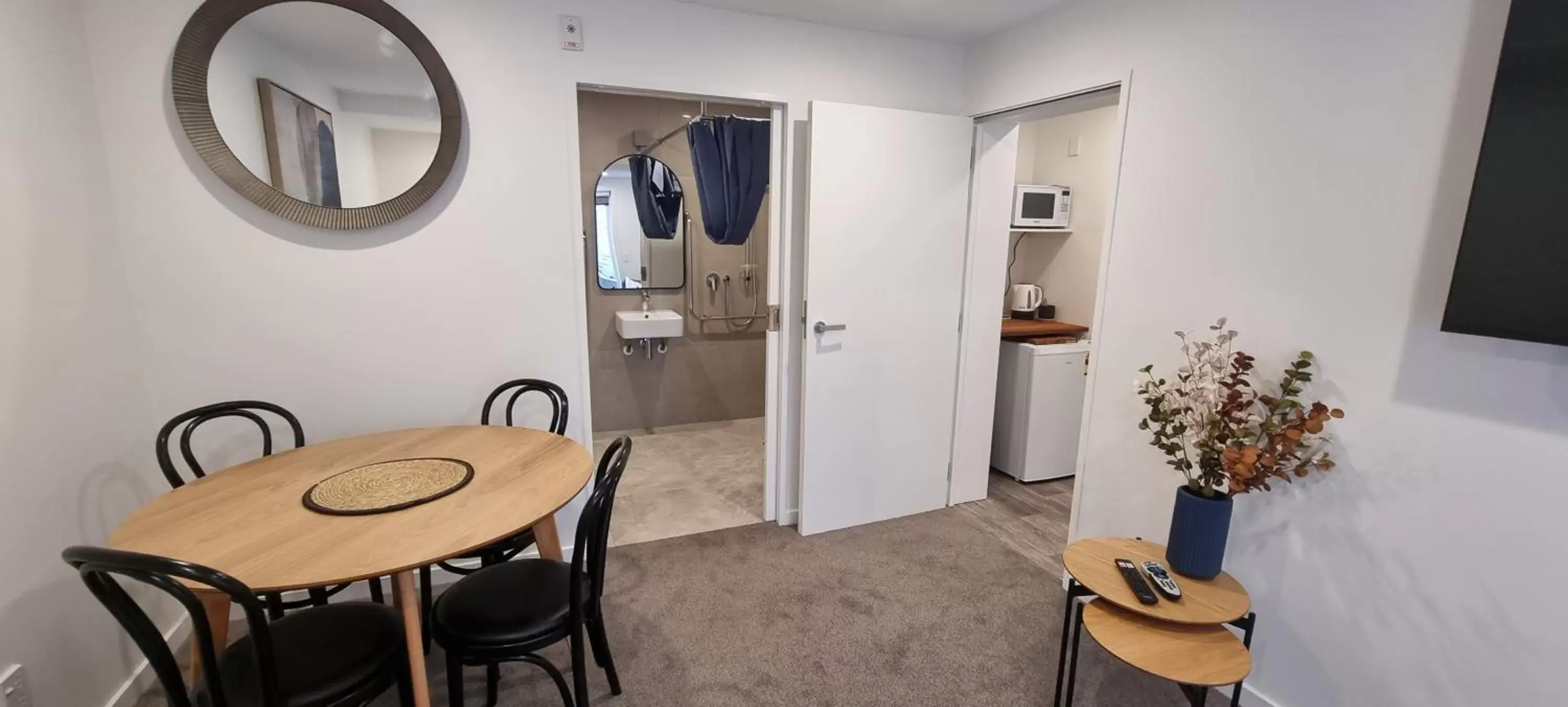 Kitchen or kitchenette, Dining Area in New Orleans Hotel