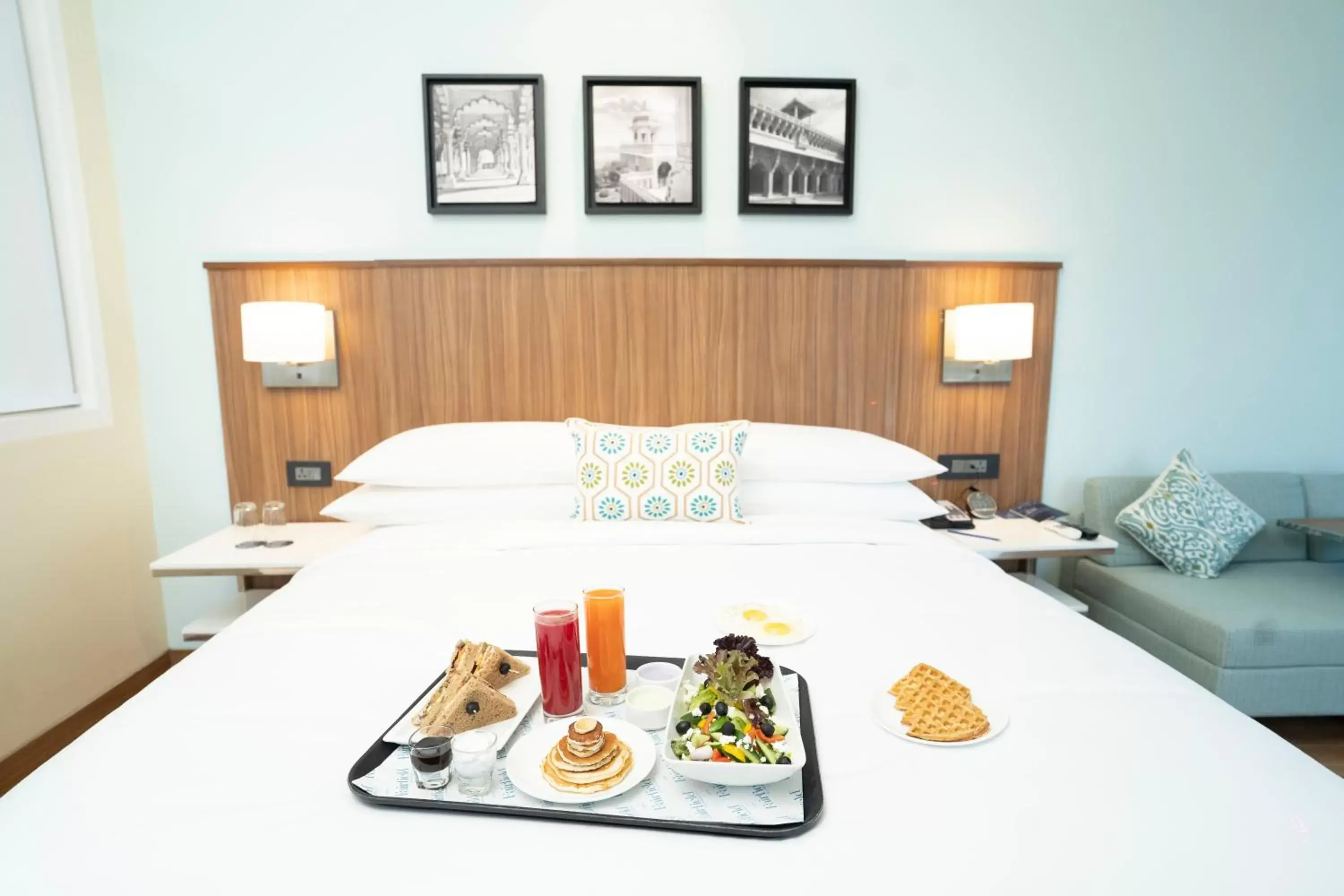 Food and drinks, Bed in Fairfield by Marriott Agra