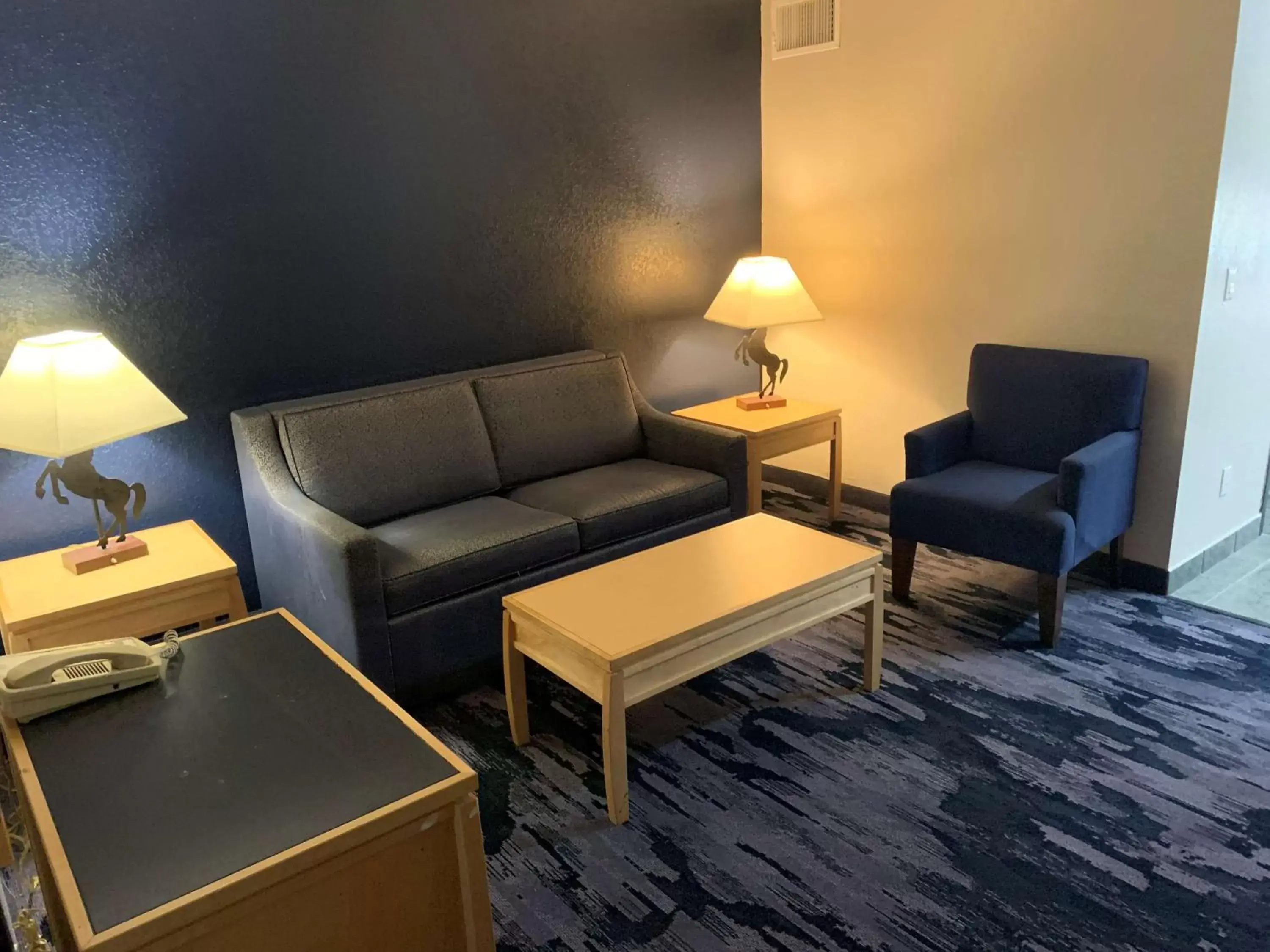 Photo of the whole room, Seating Area in SureStay Plus by Best Western San Antonio Fort Sam Houston