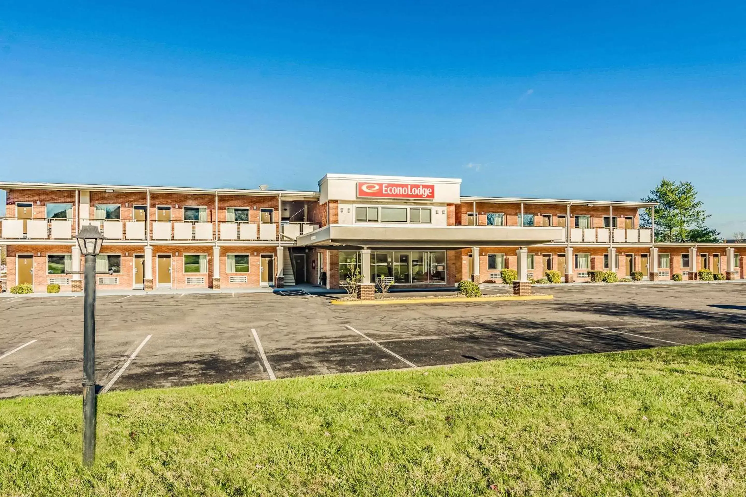 Property Building in Econo Lodge Lexington Downtown near I-81