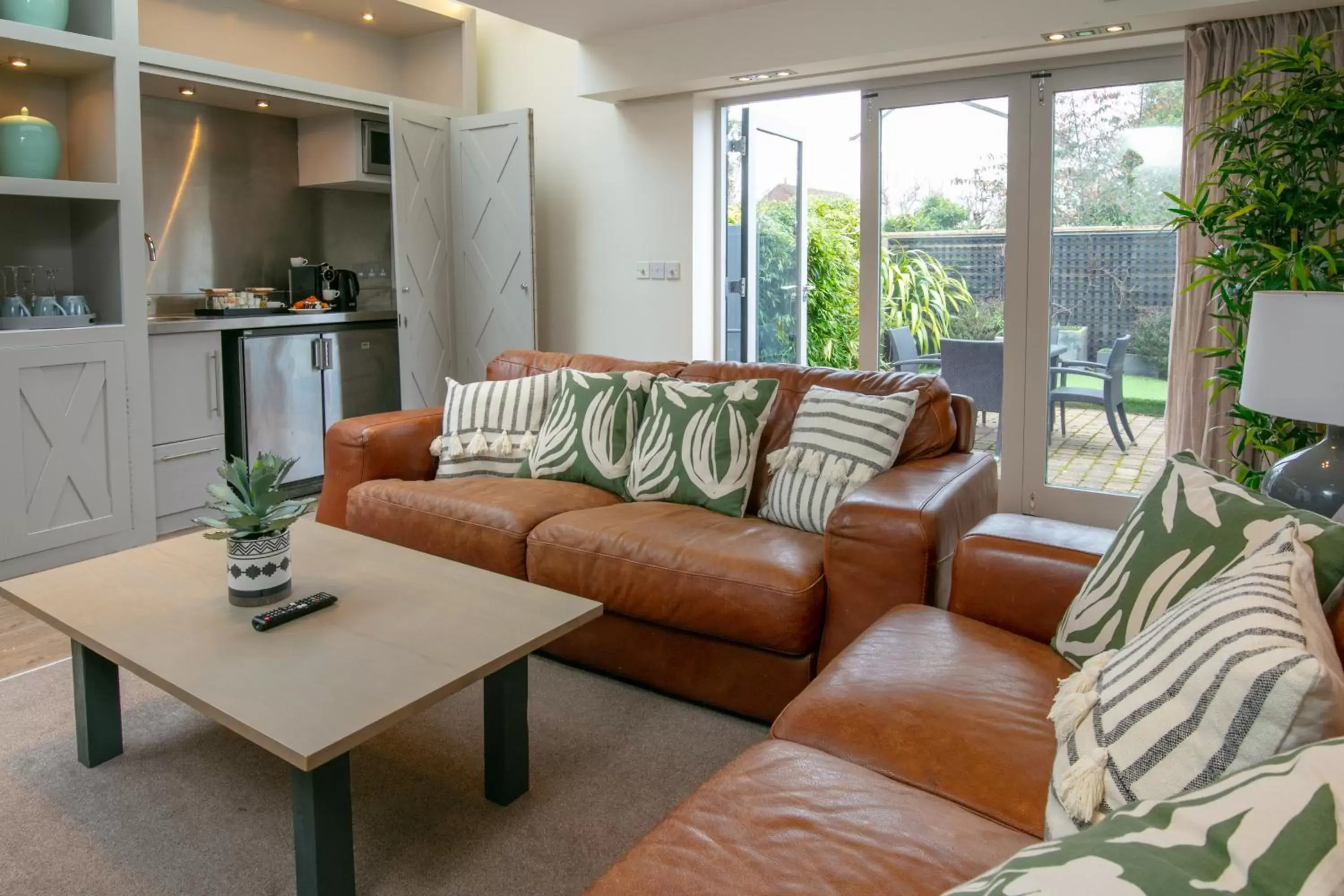 Kitchen or kitchenette, Seating Area in George Hotel, Best Western Signature Collection