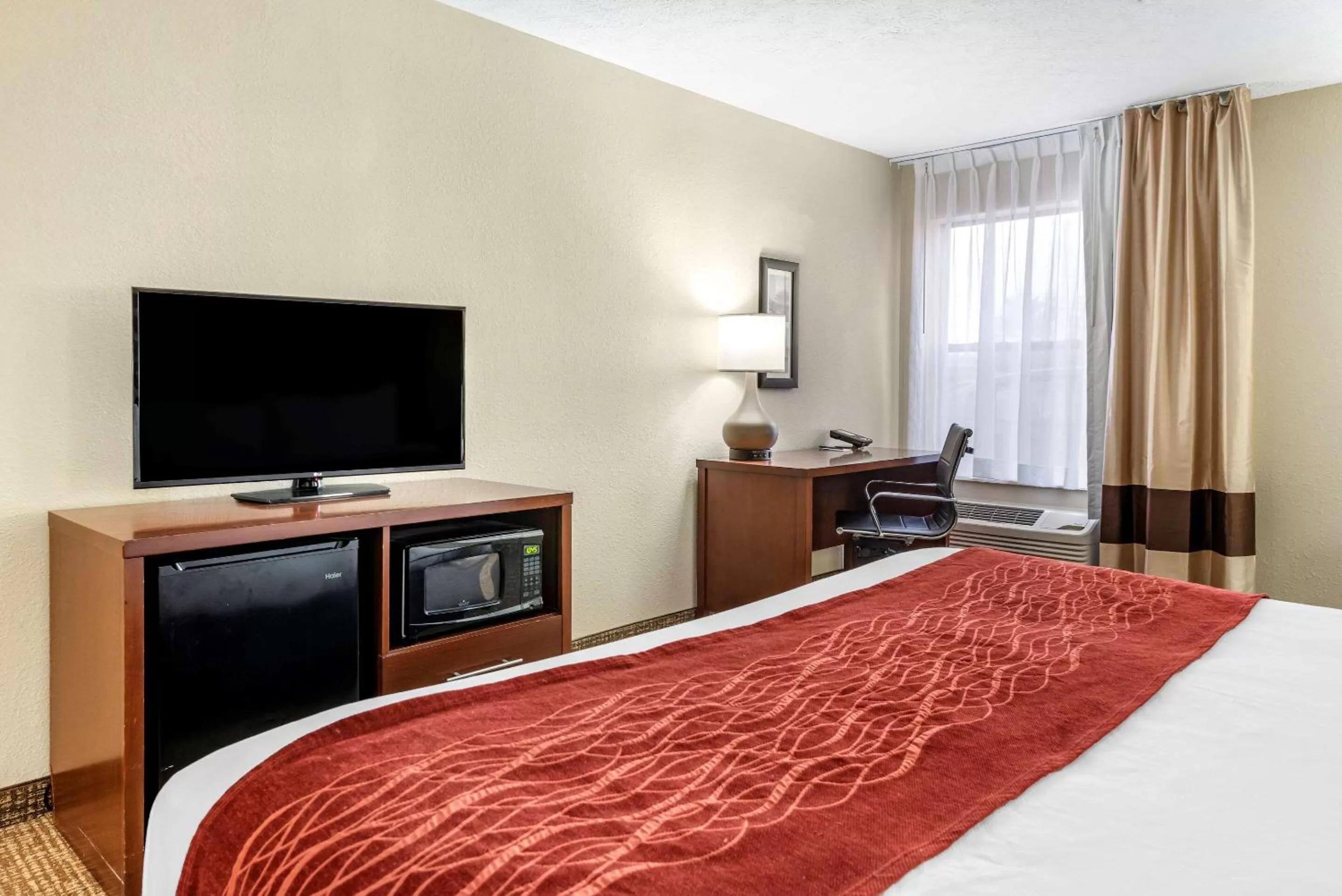 Photo of the whole room, Bed in Comfort Inn & Suites Cincinnati Eastgate