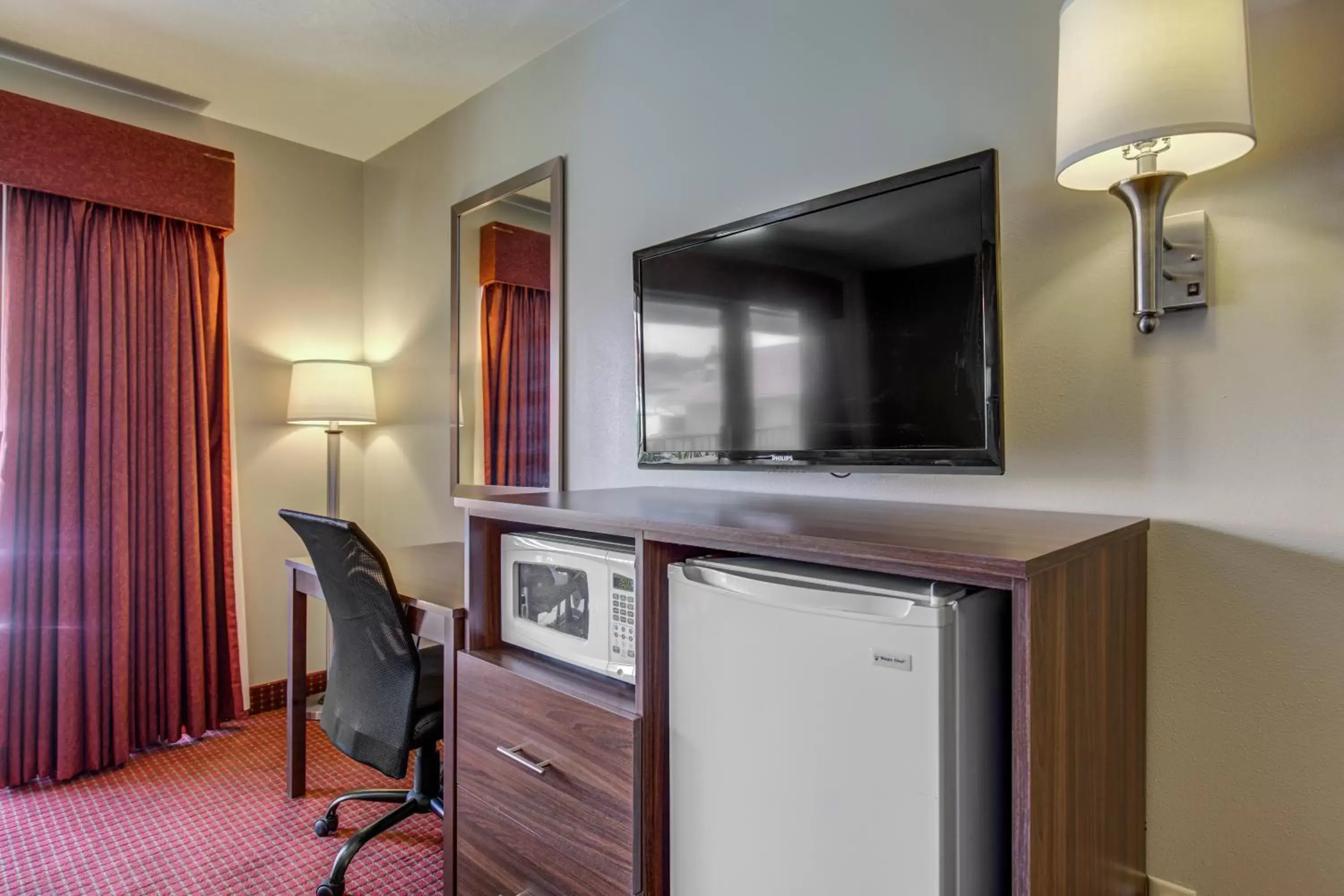 Guests, TV/Entertainment Center in Econo Lodge St George North - Near Pioneer Park