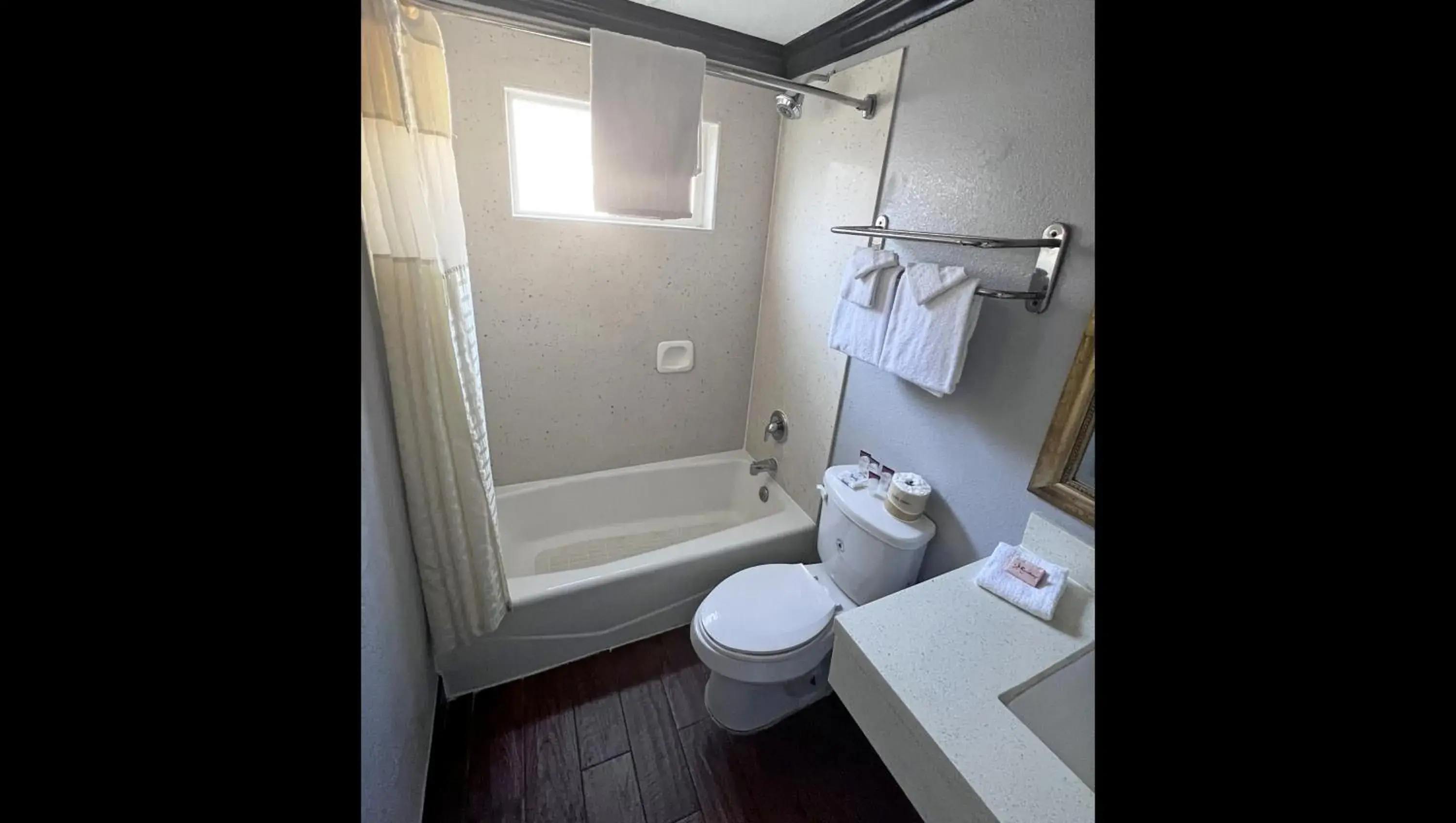 Shower, Bathroom in Anchorage Inn Lakeport