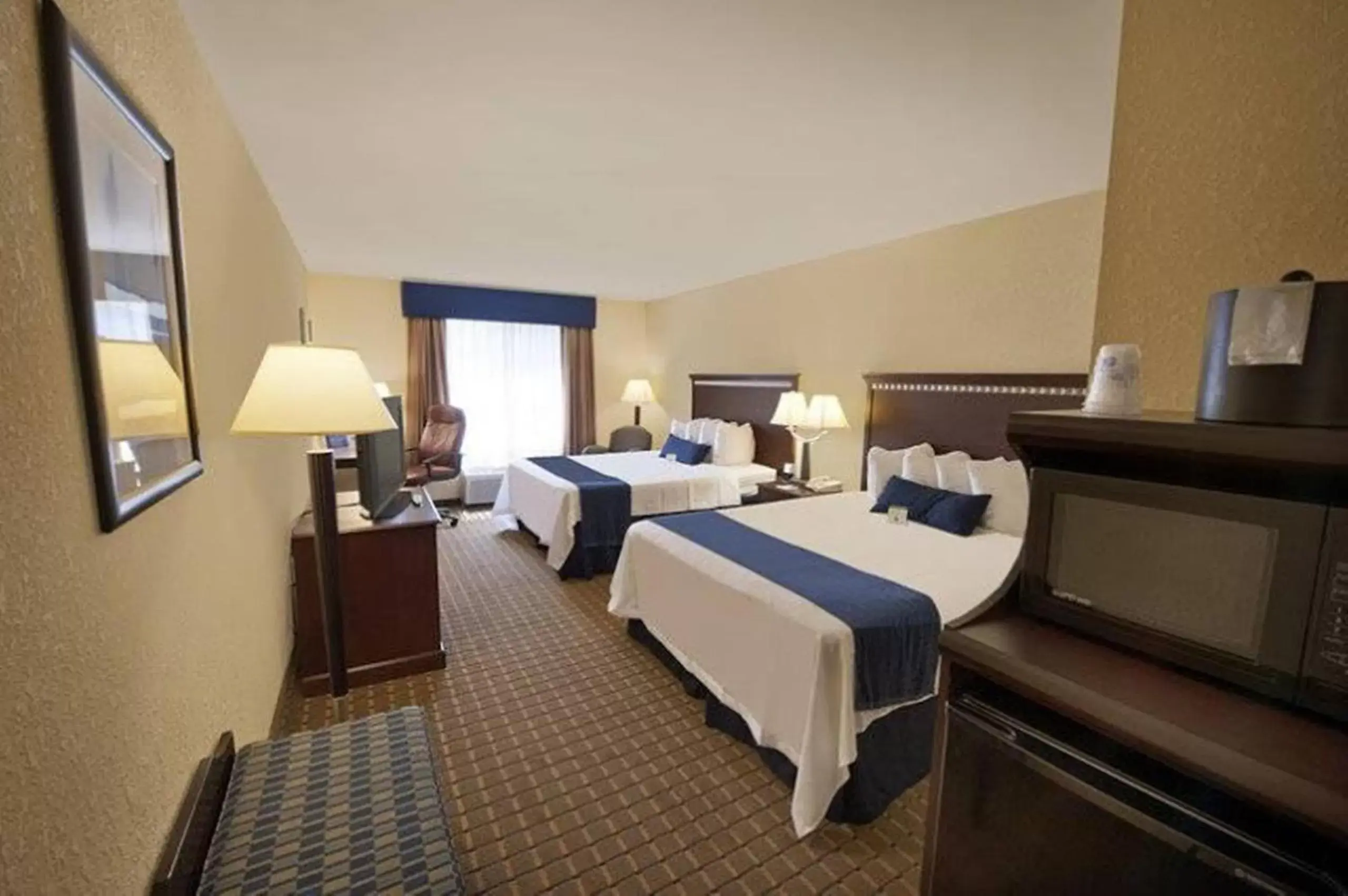Bed in Holiday Inn Express and Suites Allentown West, an IHG Hotel