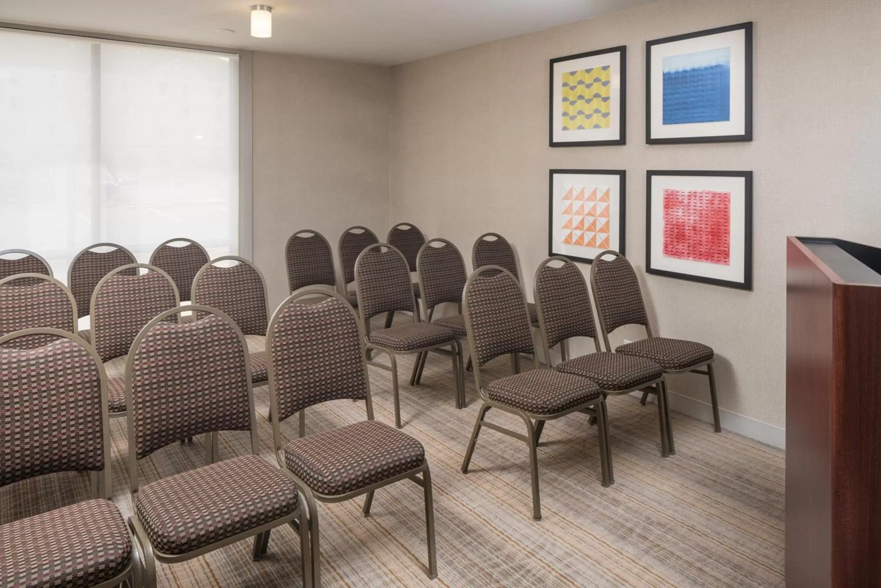 Meeting/conference room in Holiday Inn Express & Suites Springfield, an IHG Hotel