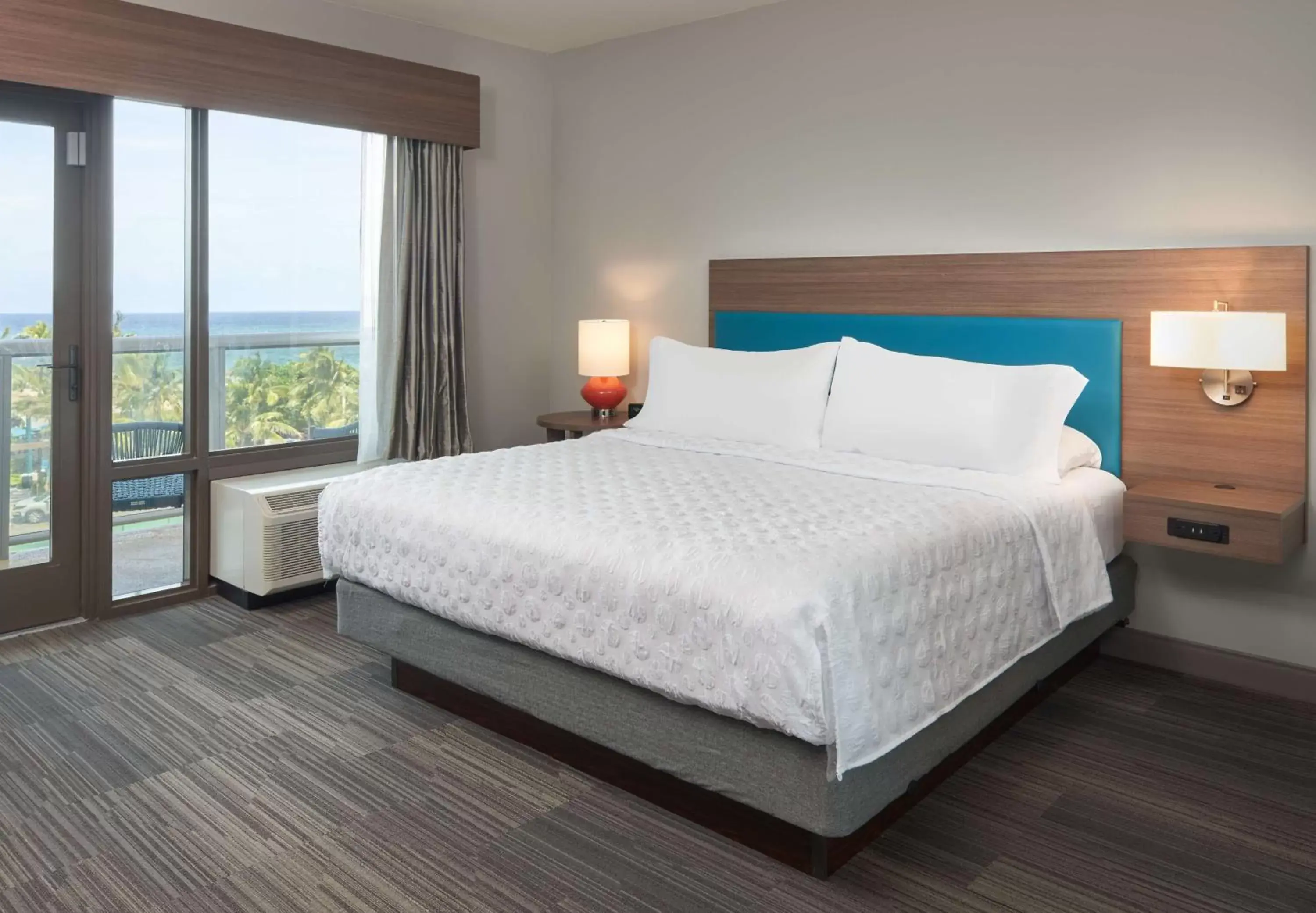Bed in Home2 Suites By Hilton Pompano Beach Pier, Fl