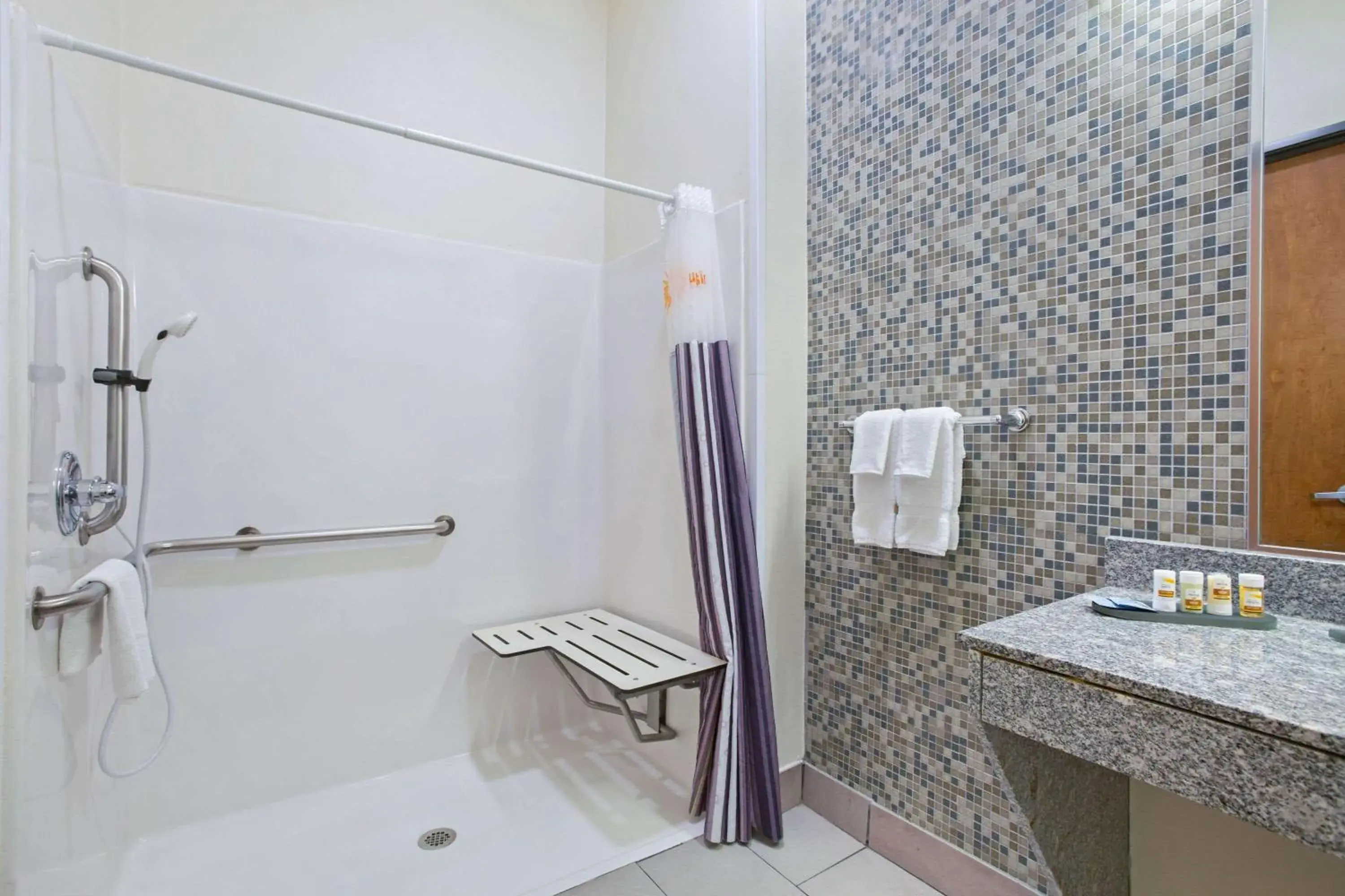Shower, Bathroom in La Quinta by Wyndham Austin NW/Lakeline Mall