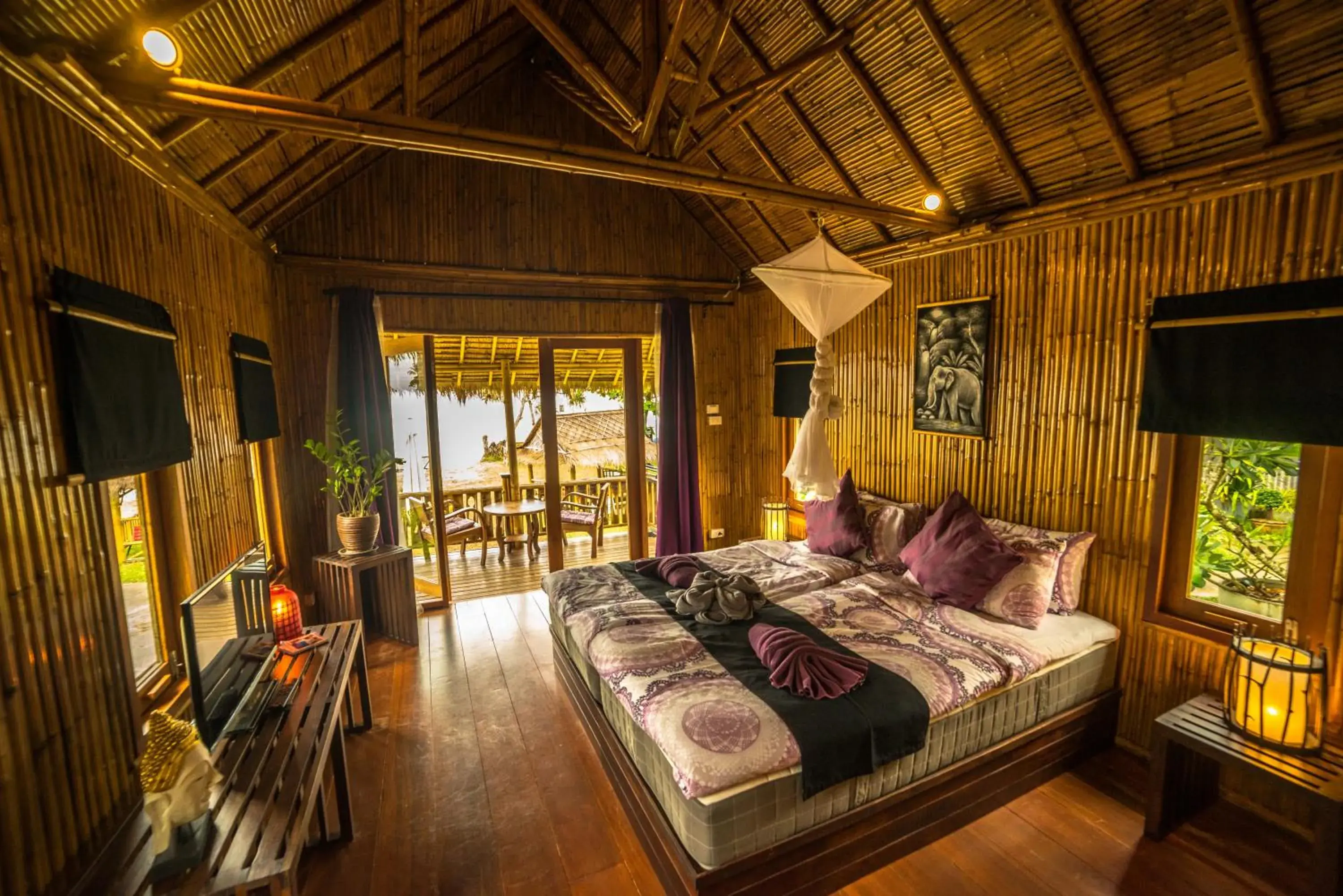 Photo of the whole room, Bed in Lazy Days Bungalows