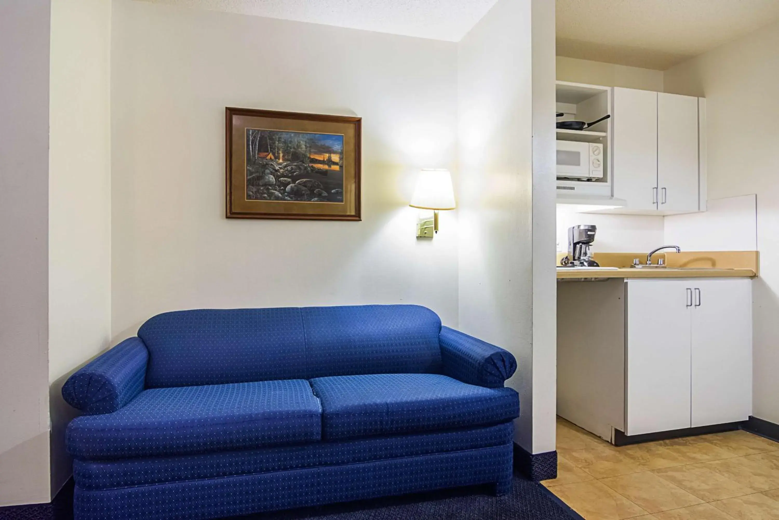 Photo of the whole room, Seating Area in Motel 6-Fayetteville, NC - Fort Bragg Area