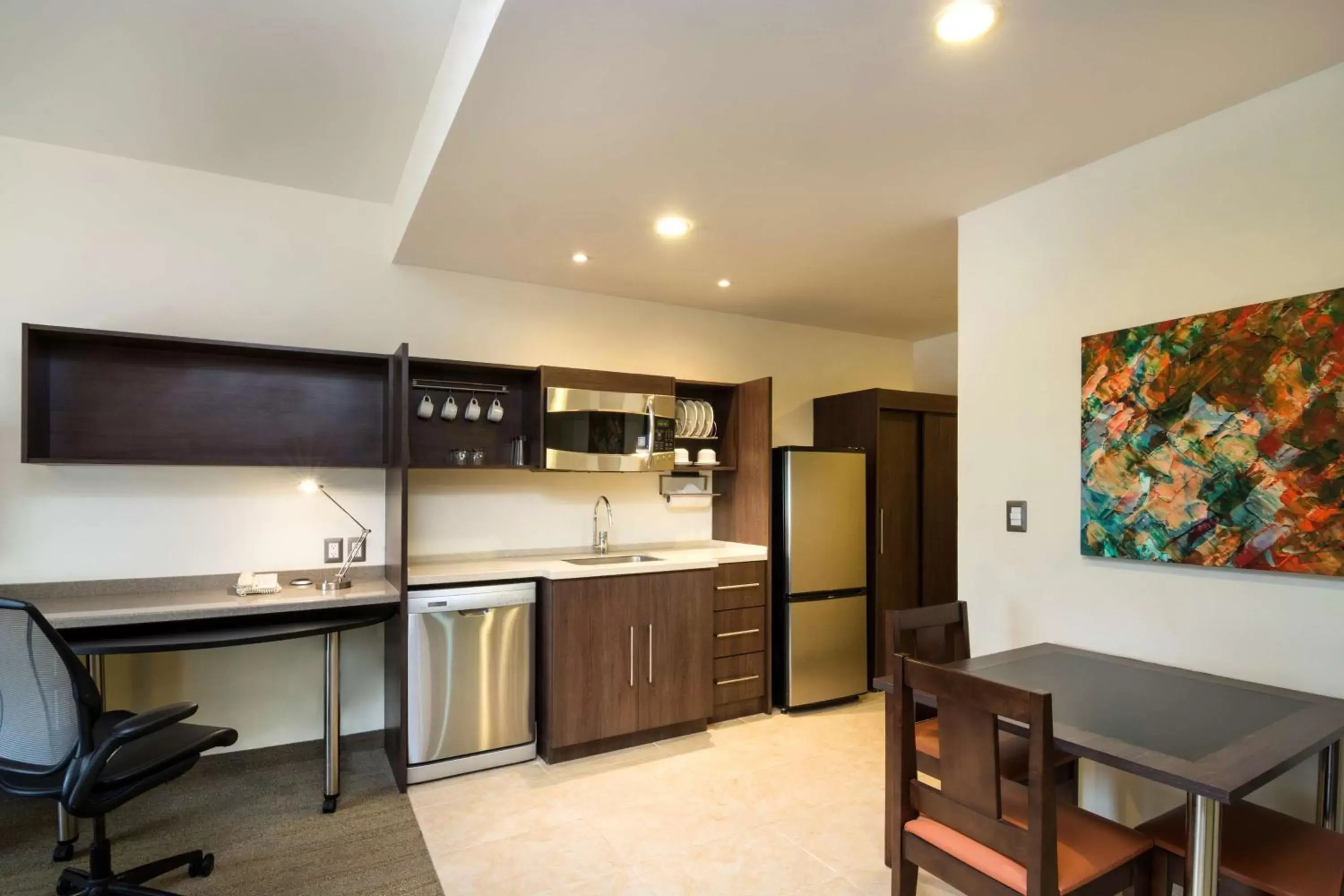 Photo of the whole room, Kitchen/Kitchenette in Homewood Suites by Hilton Queretaro