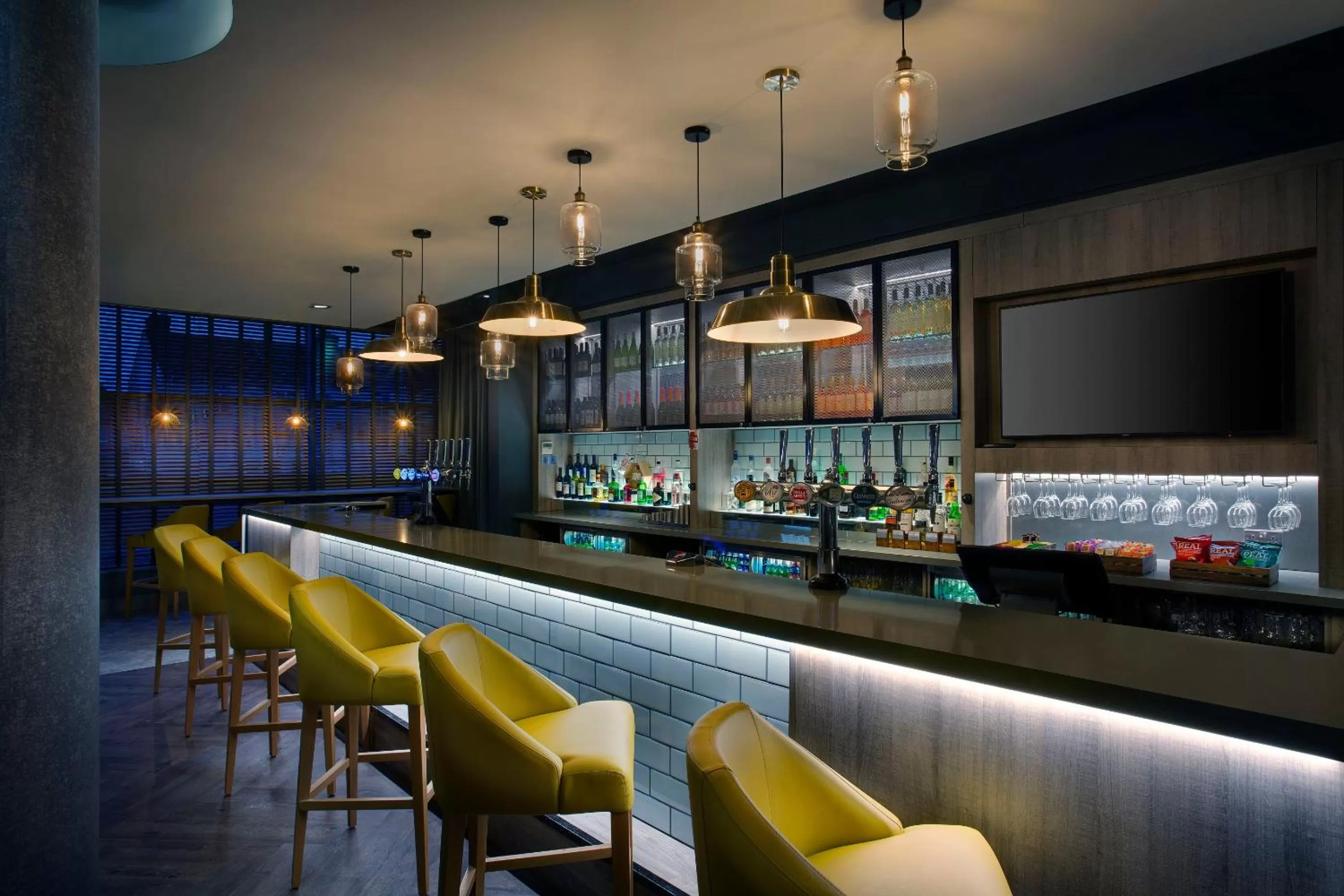 Lounge or bar in Leonardo Hotel Swindon