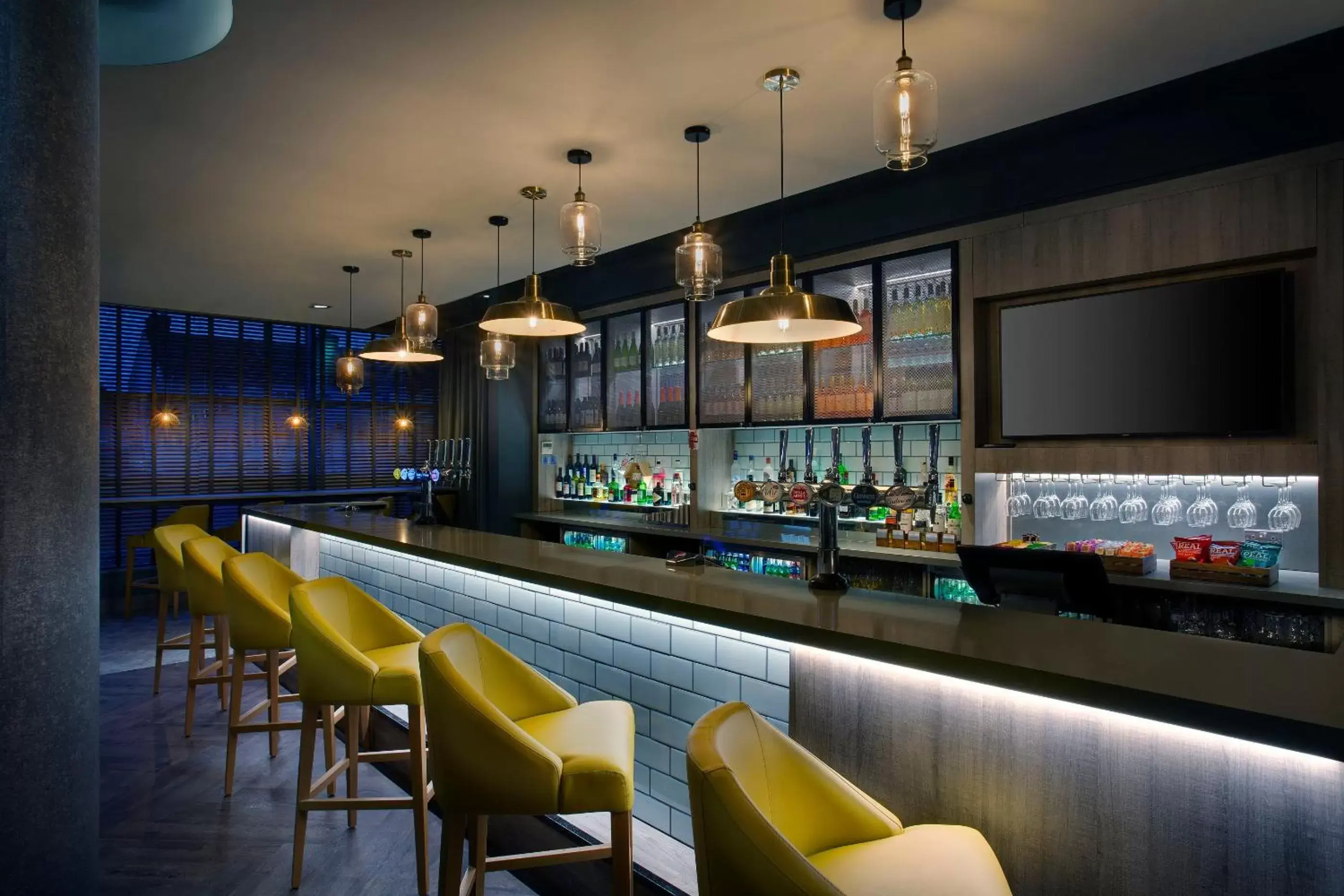 Lounge or bar, Restaurant/Places to Eat in Leonardo Hotel Swindon - Formerly Jurys Inn
