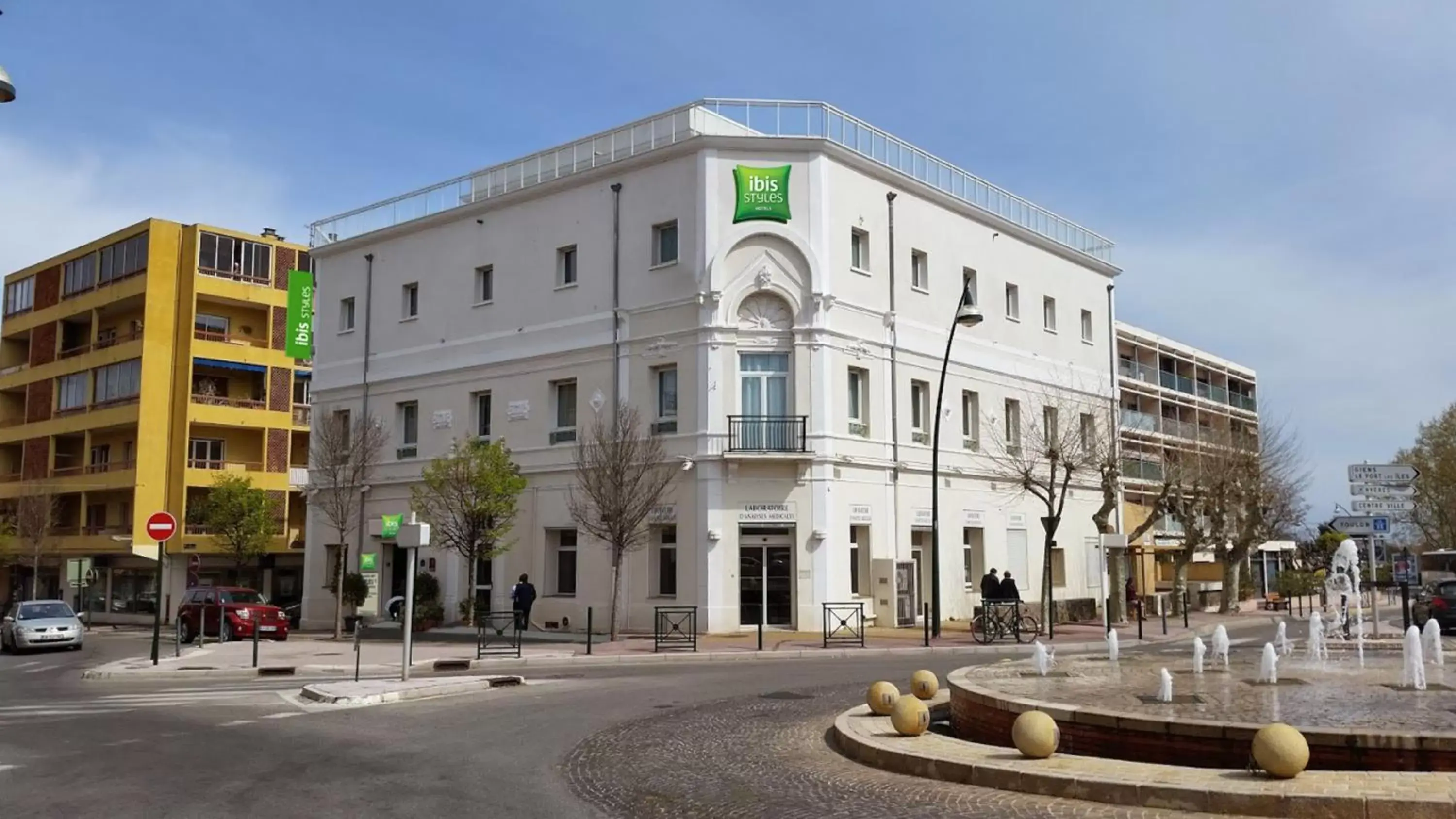 Facade/entrance, Property Building in Ibis Styles Hyères Rooftop & Spa