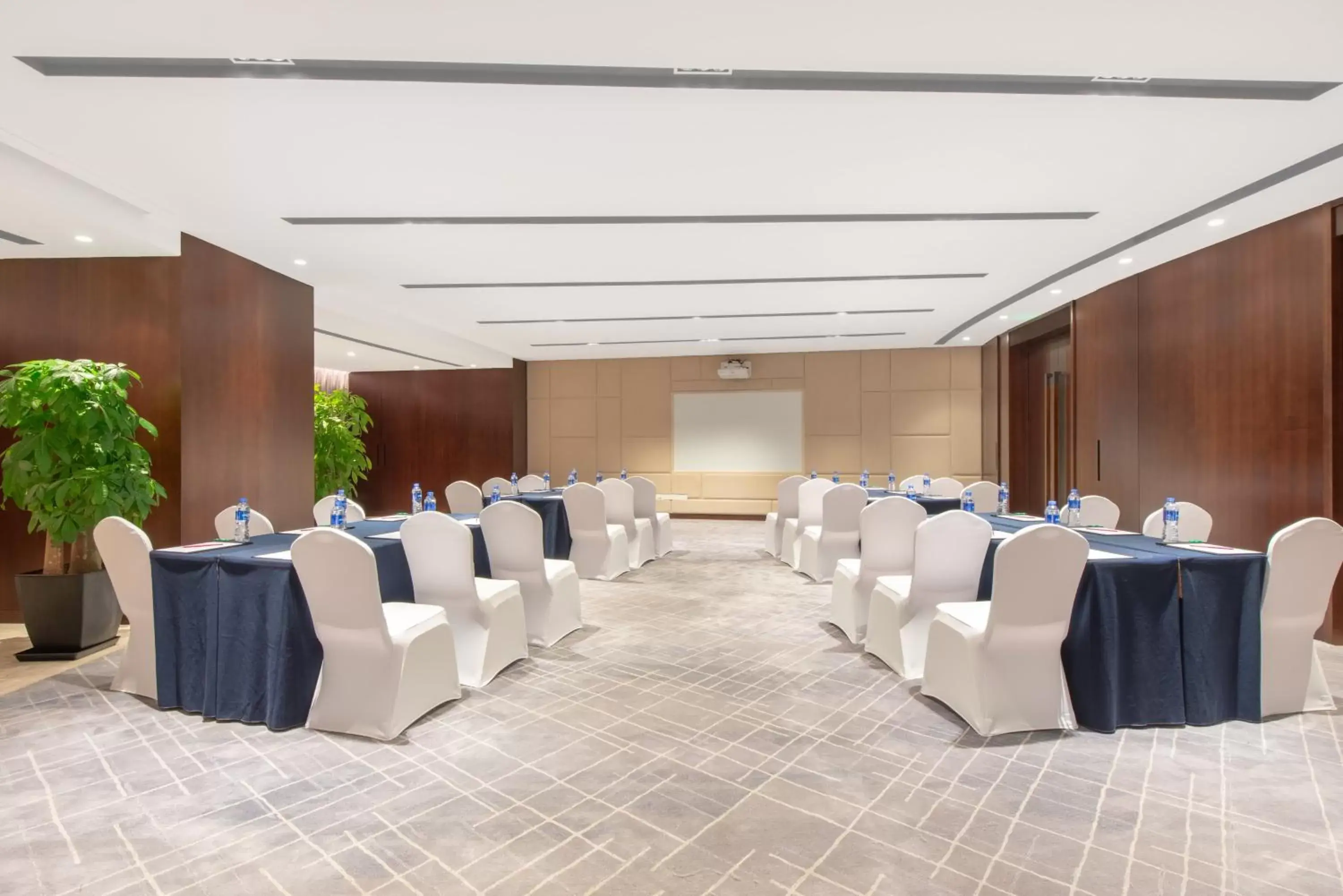 Meeting/conference room in Crowne Plaza Zhuhai City Center, an IHG Hotel