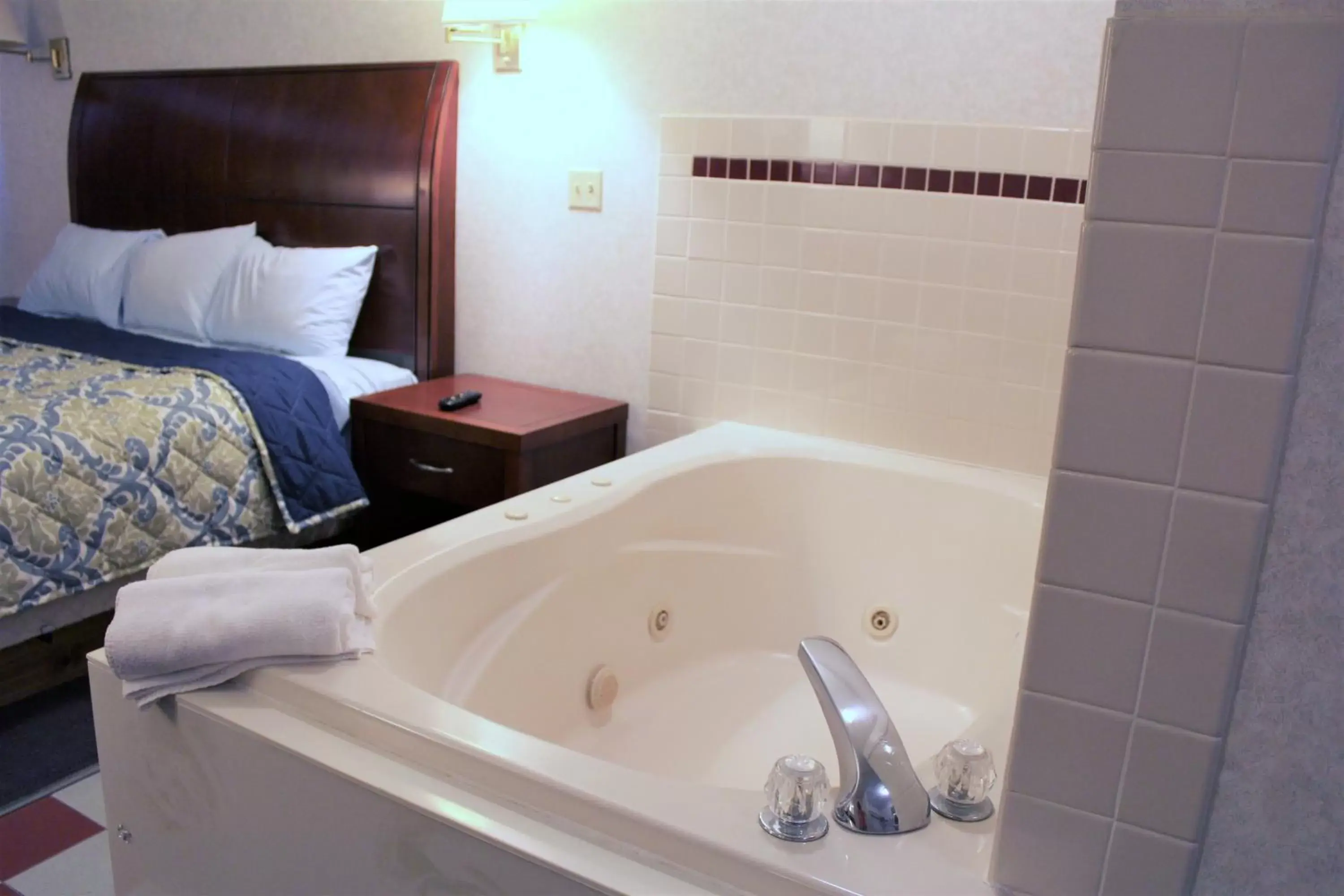 Hot Tub, Bathroom in Americas Best Value Inn Decatur, IN
