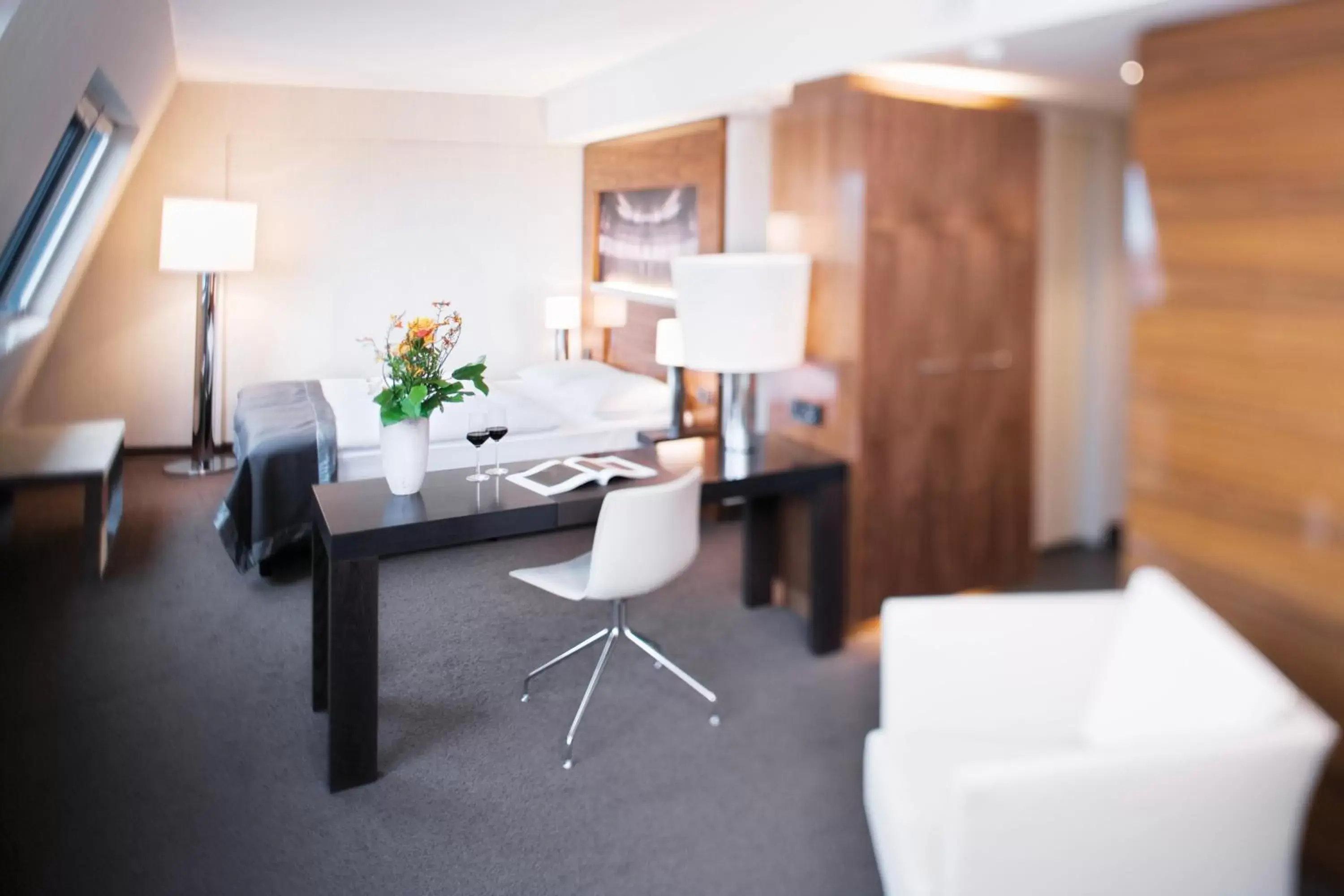 Photo of the whole room, Seating Area in Mövenpick Hotel Hamburg