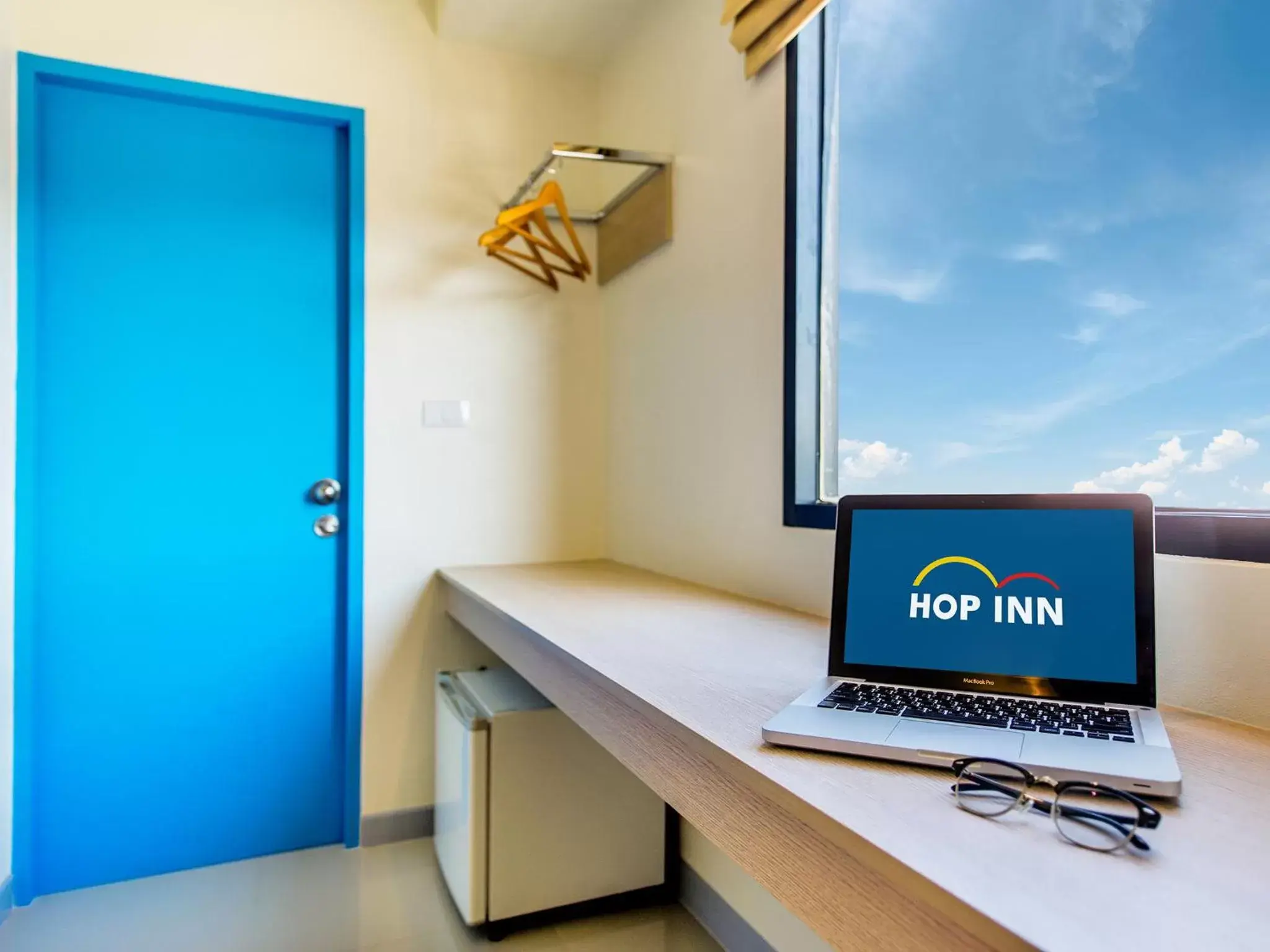 Bedroom, TV/Entertainment Center in Hop Inn Surin