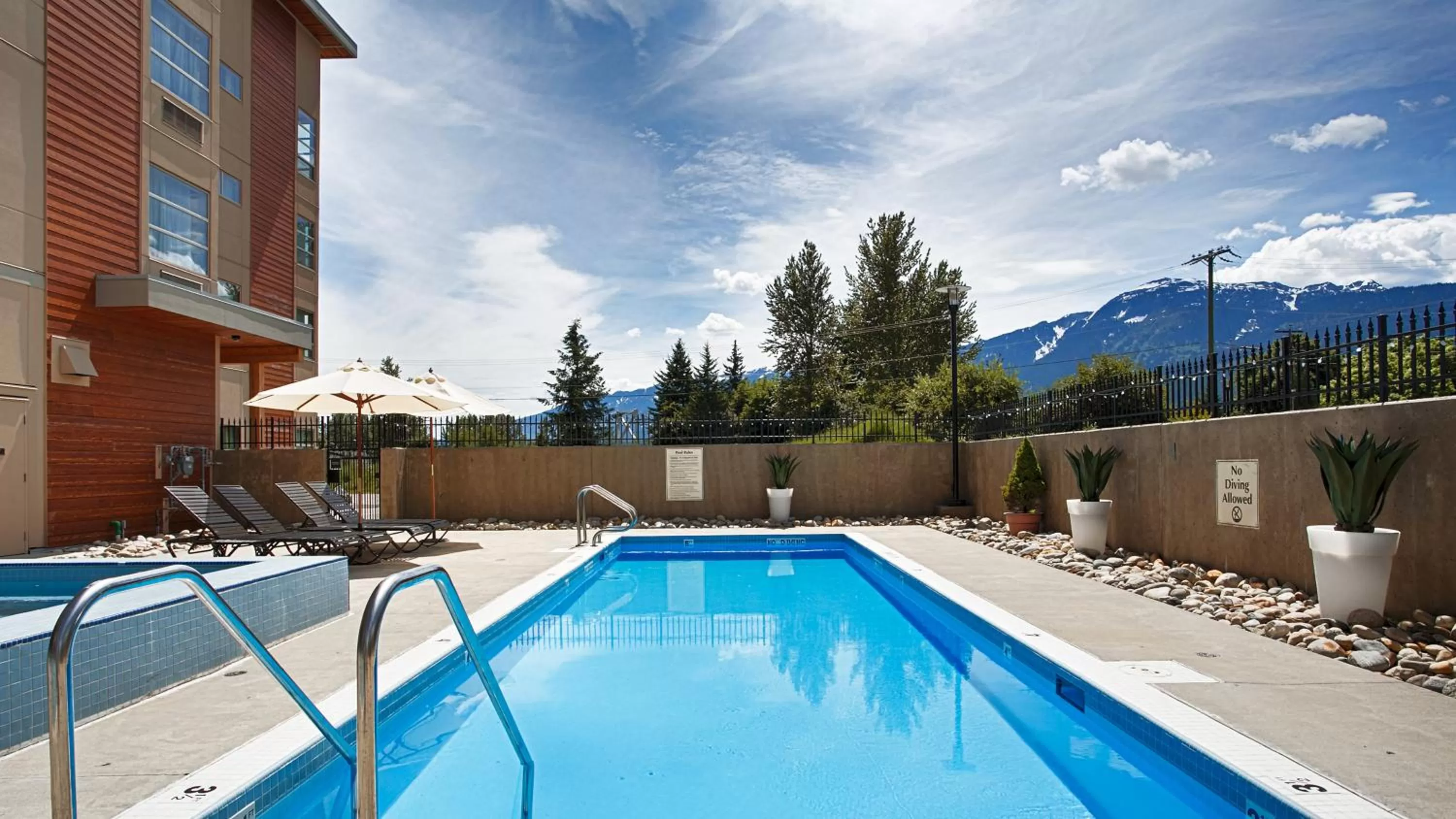 Swimming pool in Best Western Plus Revelstoke
