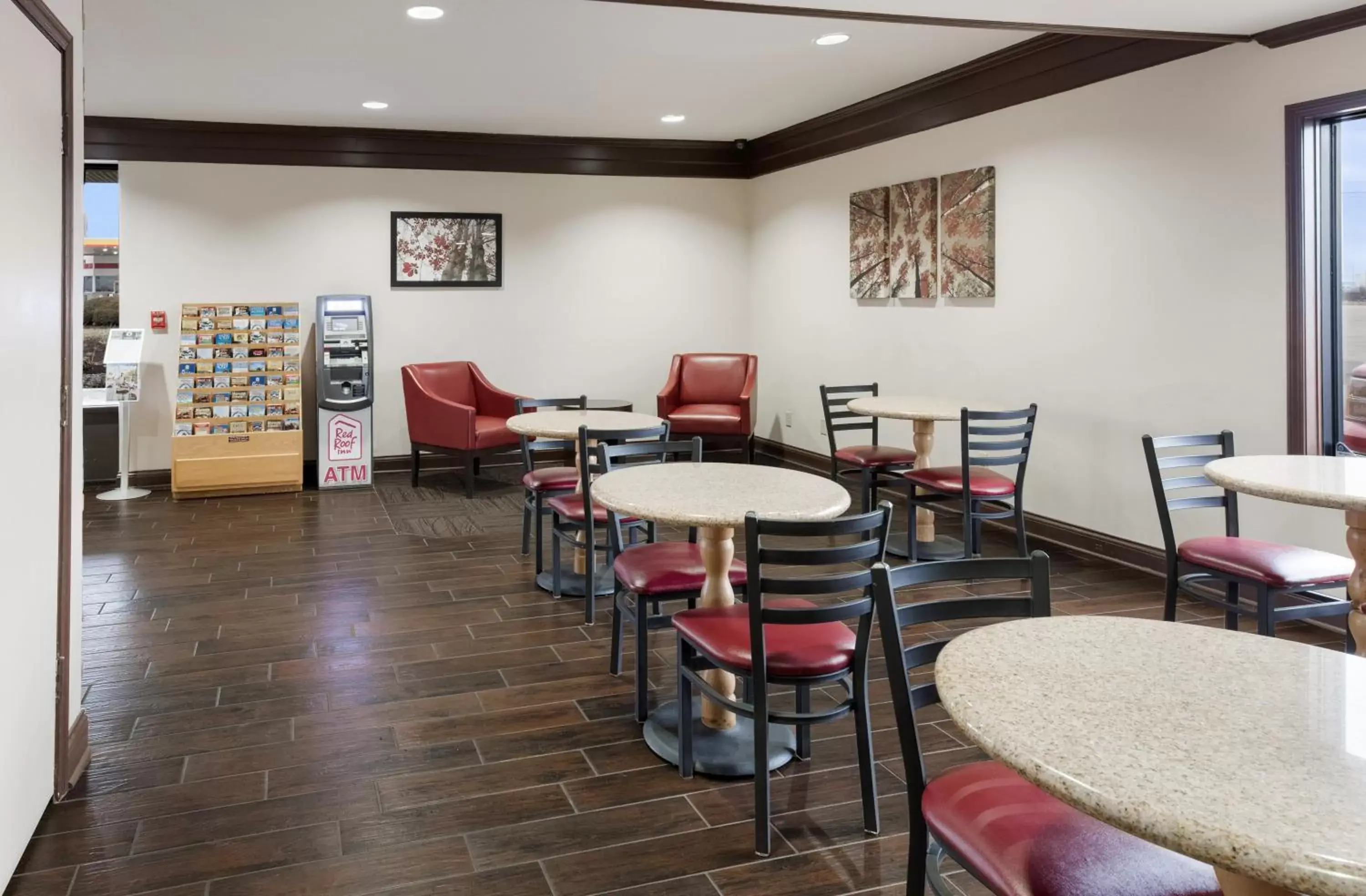 Lobby or reception, Restaurant/Places to Eat in Red Roof Inn Fort Wayne